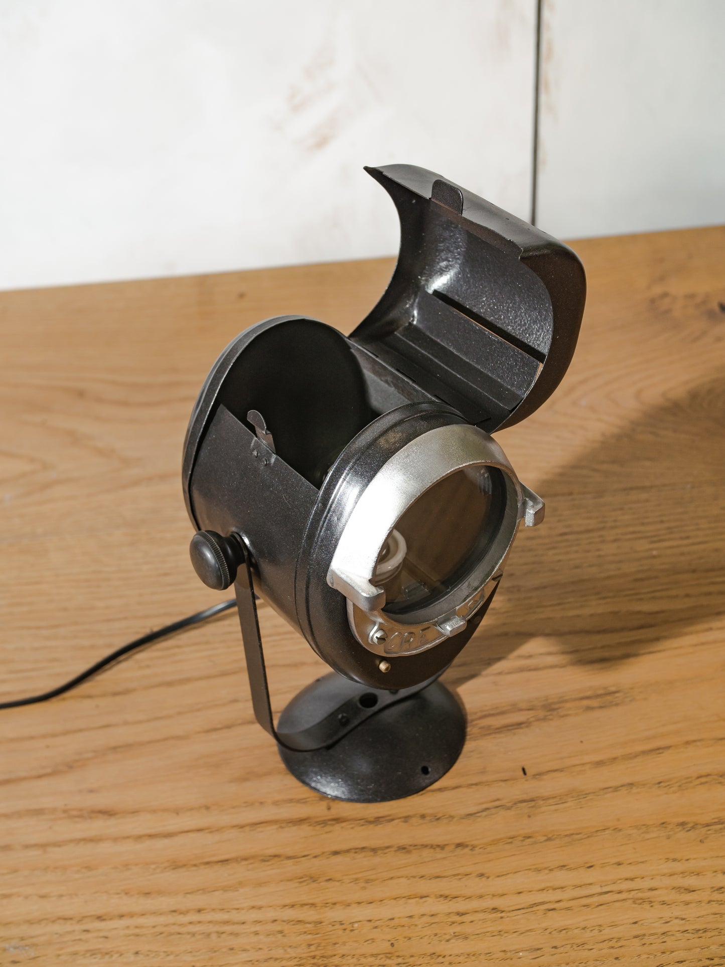 Vintage jaren 50 A.E. Cremer Paris Babyspot Fresnel-lamp, industriële theater tafellamp, retro Hollywood-spot, antieke fotografielamp