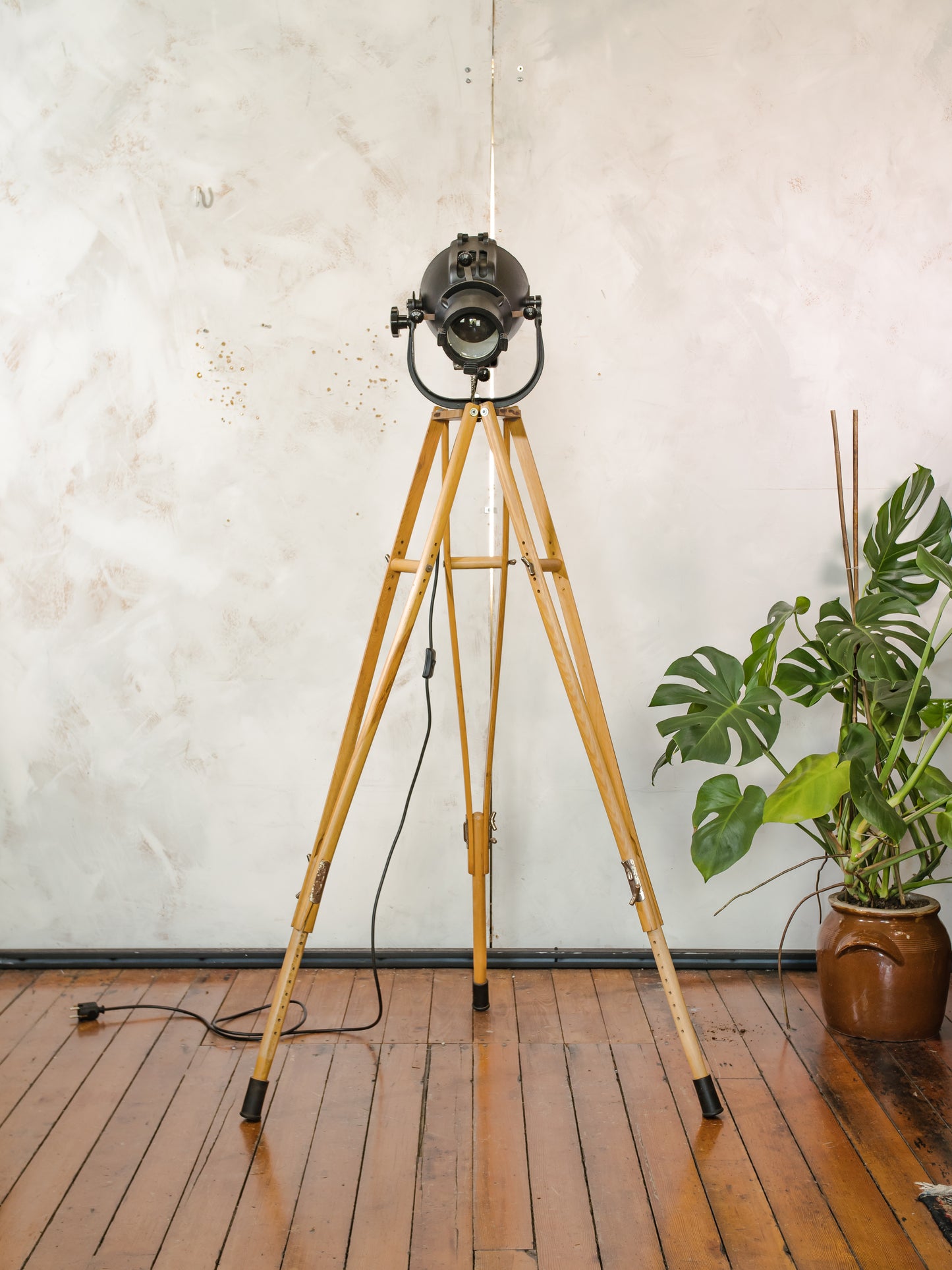 Zwarte Strand Electric Patt 23 Spotlight staande lamp uit de jaren 60, theaterlamp op een op maat gemaakt statief gemaakt van krukken van het Zwitserse leger