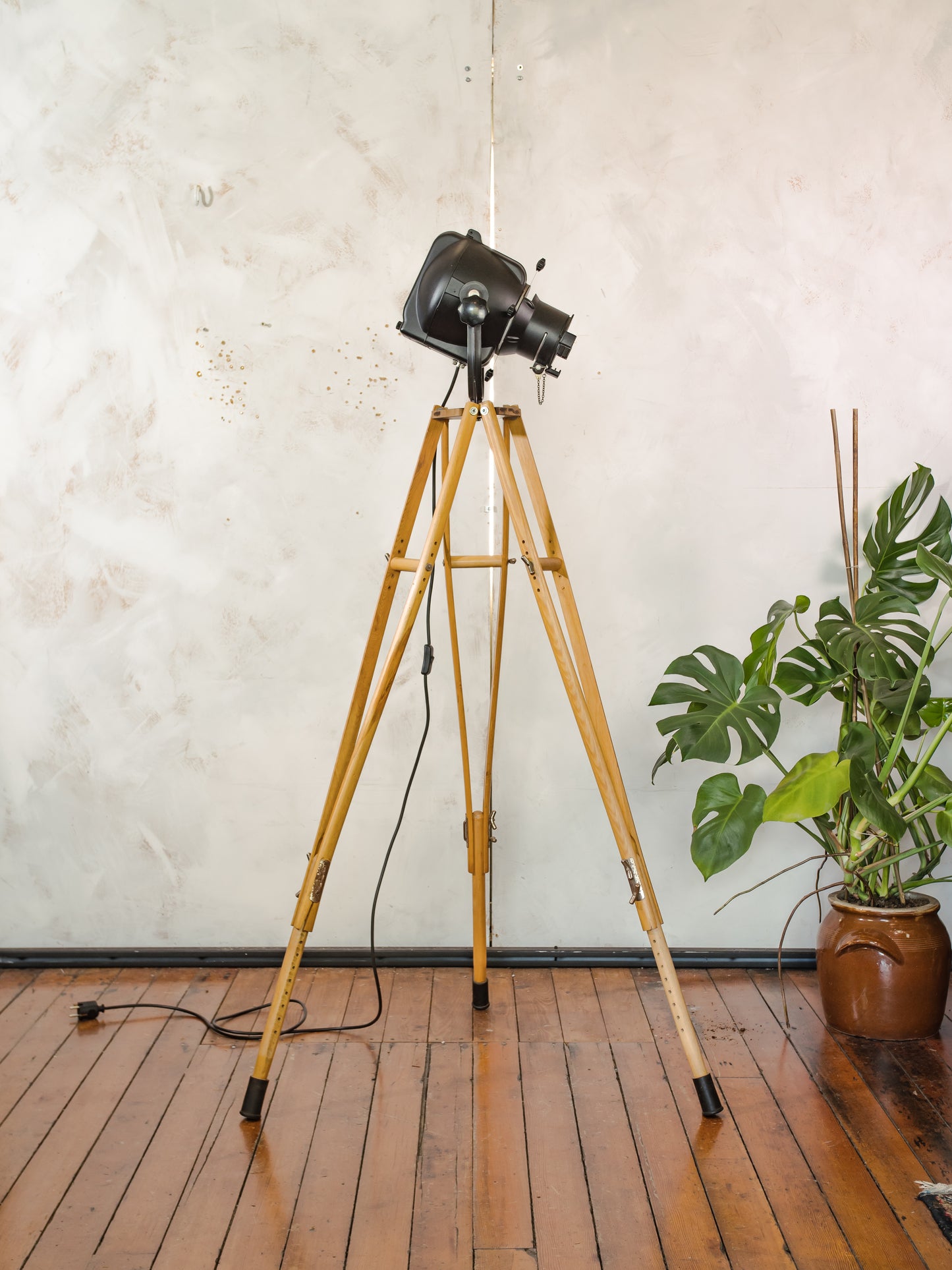 Zwarte Strand Electric Patt 23 Spotlight staande lamp uit de jaren 60, theaterlamp op een op maat gemaakt statief gemaakt van krukken van het Zwitserse leger