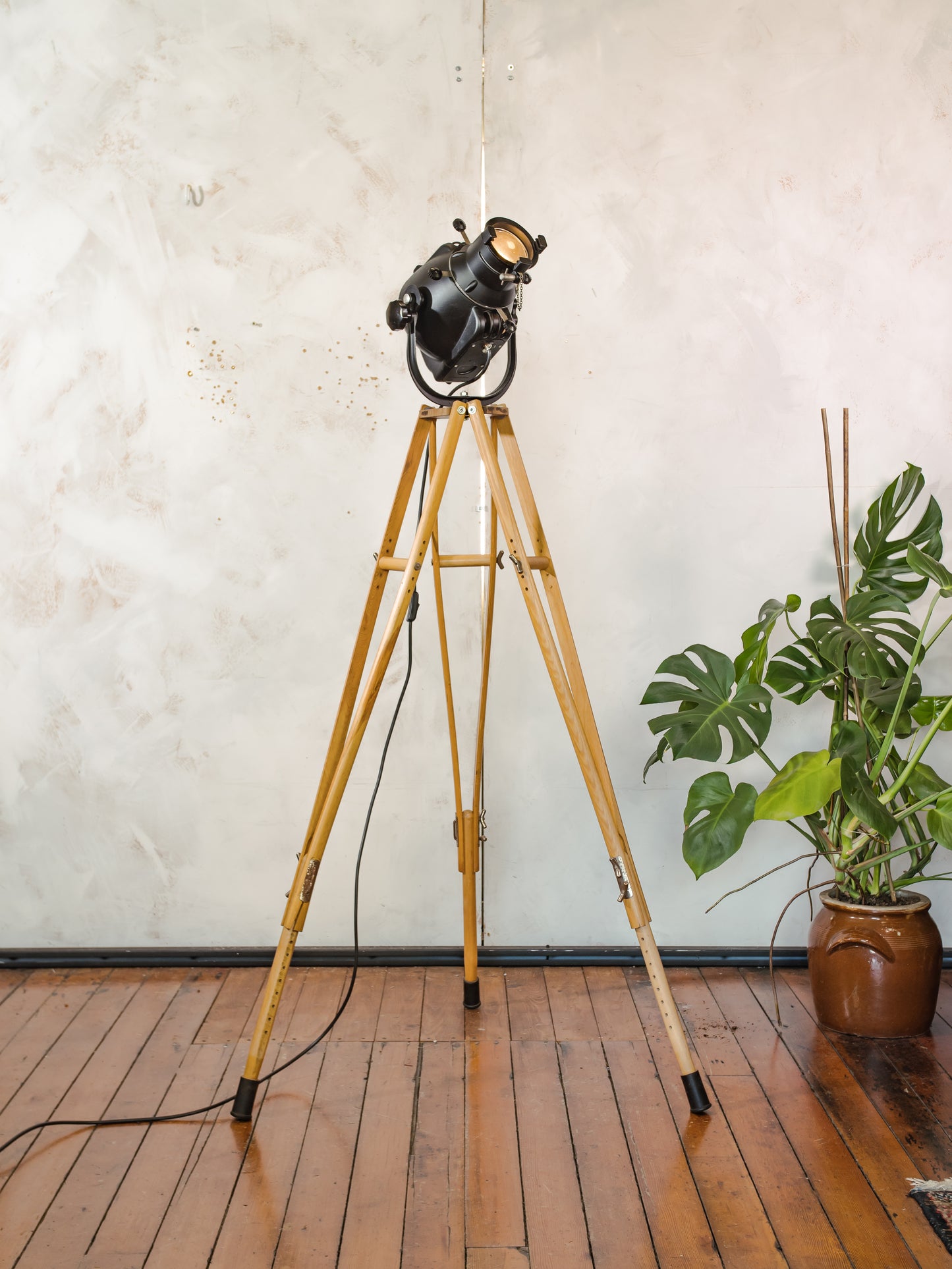 Zwarte Strand Electric Patt 23 Spotlight staande lamp uit de jaren 60, theaterlamp op een op maat gemaakt statief gemaakt van krukken van het Zwitserse leger