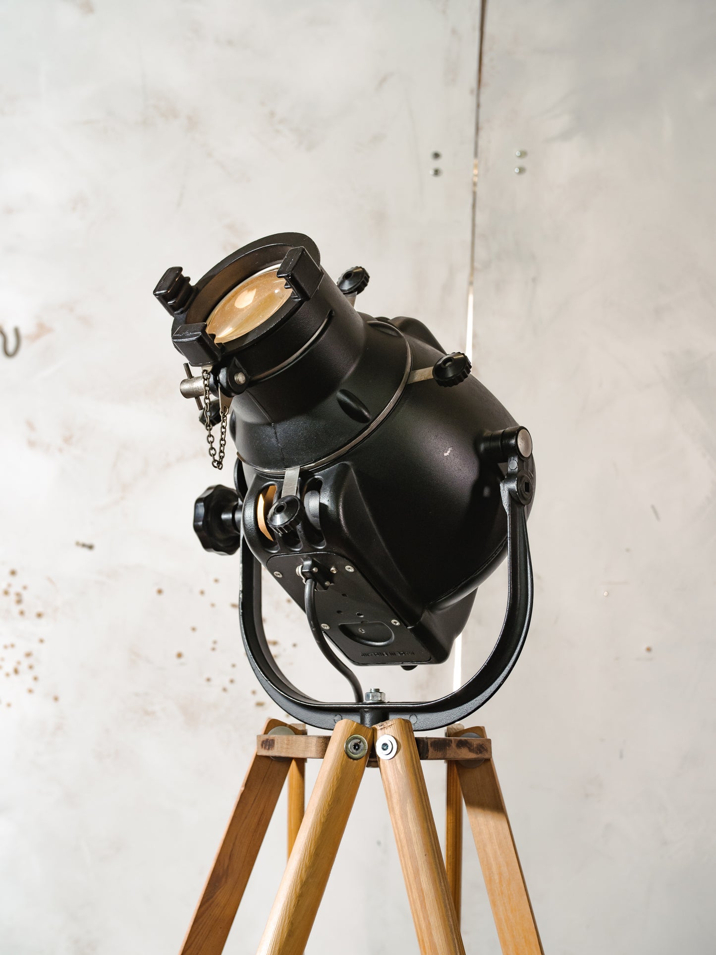 Zwarte Strand Electric Patt 23 Spotlight staande lamp uit de jaren 60, theaterlamp op een op maat gemaakt statief gemaakt van krukken van het Zwitserse leger
