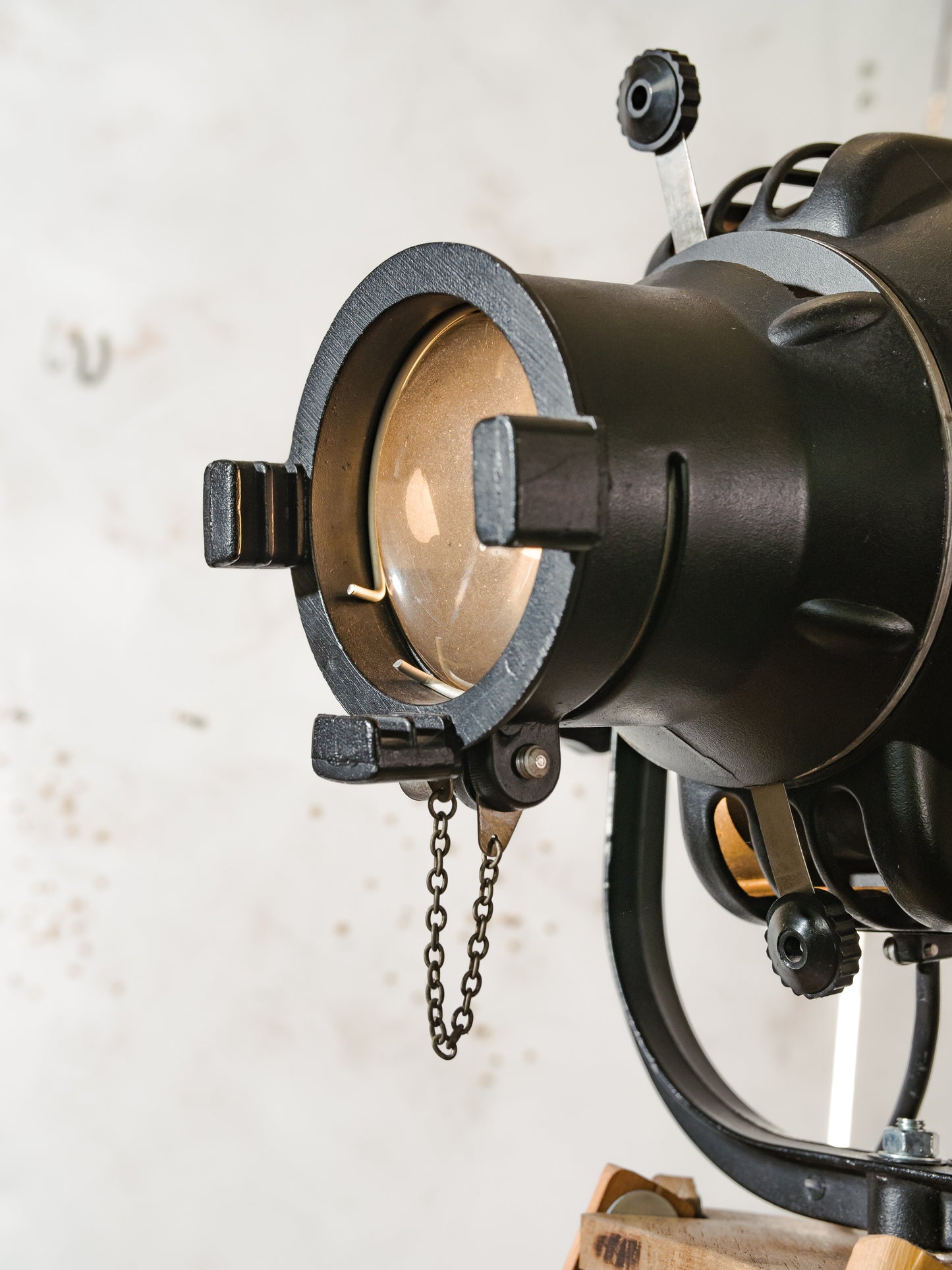 Zwarte Strand Electric Patt 23 Spotlight staande lamp uit de jaren 60, theaterlamp op een op maat gemaakt statief gemaakt van krukken van het Zwitserse leger