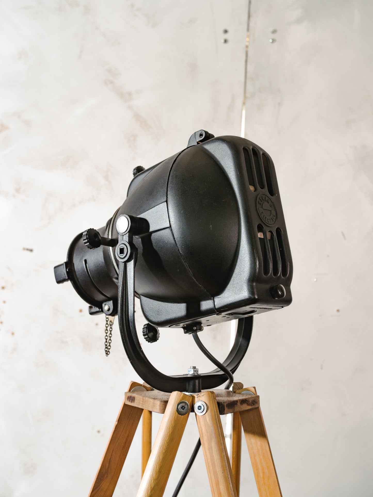 Zwarte Strand Electric Patt 23 Spotlight staande lamp uit de jaren 60, theaterlamp op een op maat gemaakt statief gemaakt van krukken van het Zwitserse leger