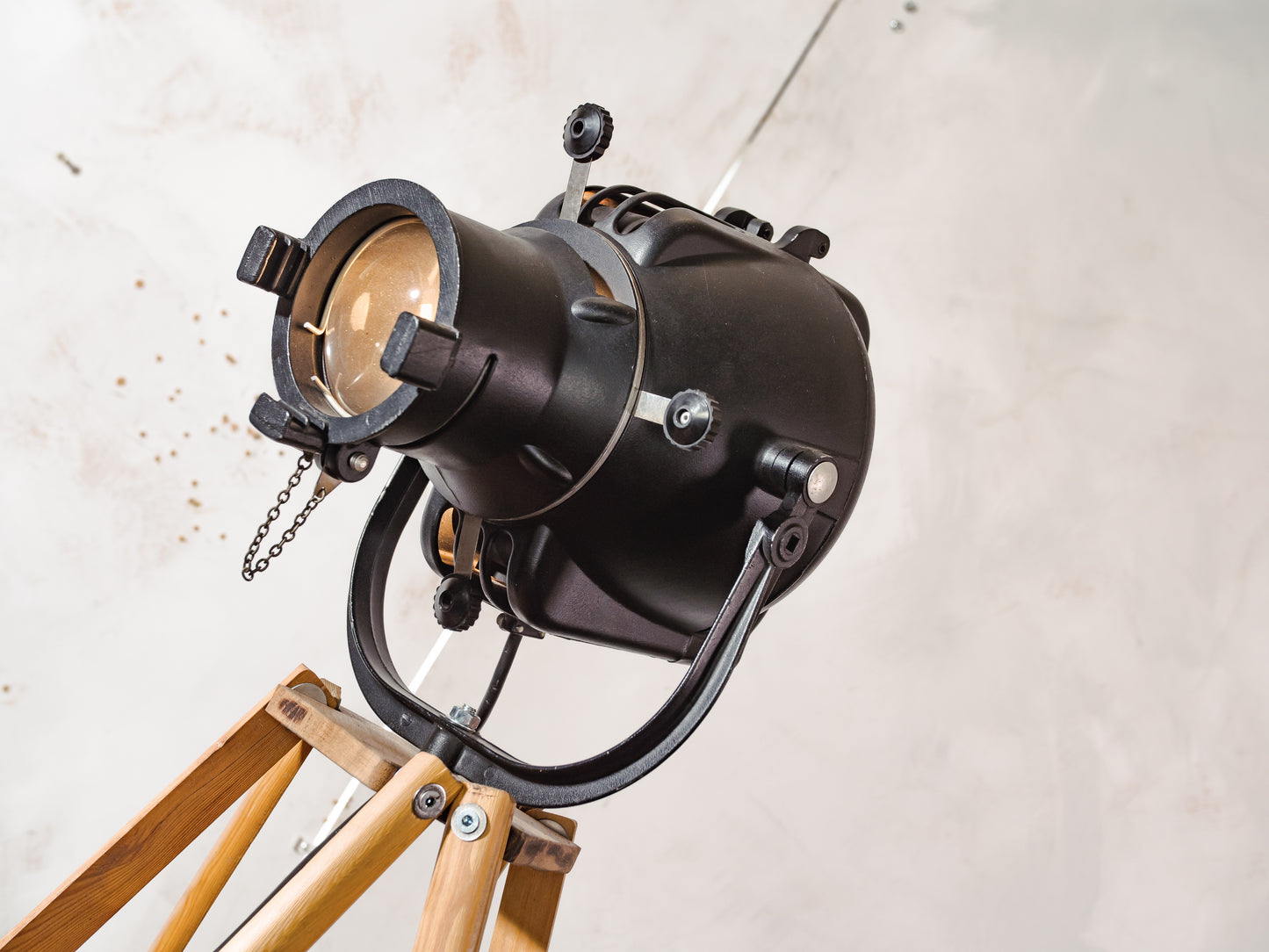 Zwarte Strand Electric Patt 23 Spotlight staande lamp uit de jaren 60, theaterlamp op een op maat gemaakt statief gemaakt van krukken van het Zwitserse leger