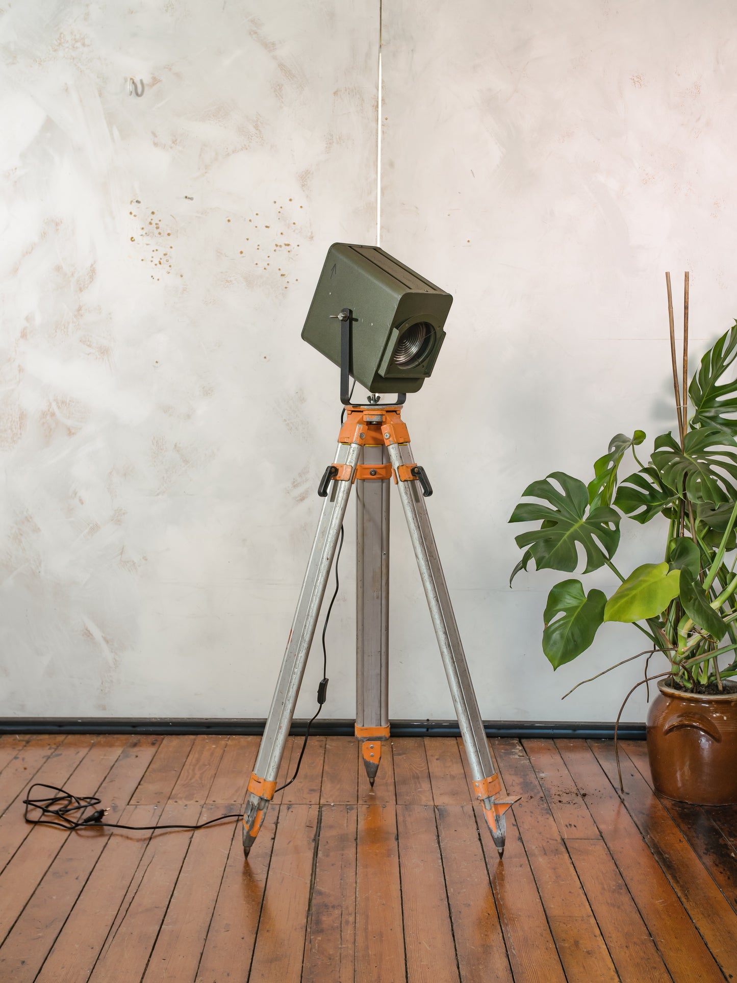 Industriële jaren 60 Strand Electric Patt 45 theaterspot op aluminium statief, vintage vloerlamp, rustieke studioverlichting, groene patina