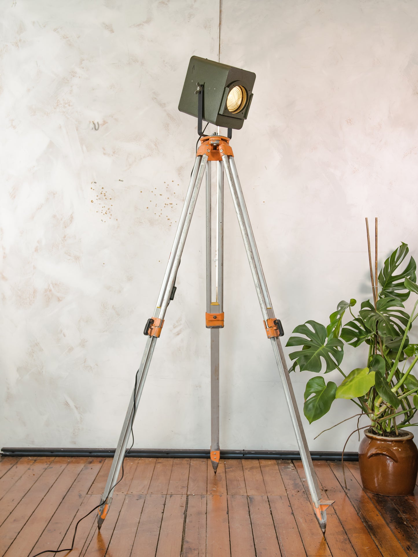 Industriële jaren 60 Strand Electric Patt 45 theaterspot op aluminium statief, vintage vloerlamp, rustieke studioverlichting, groene patina