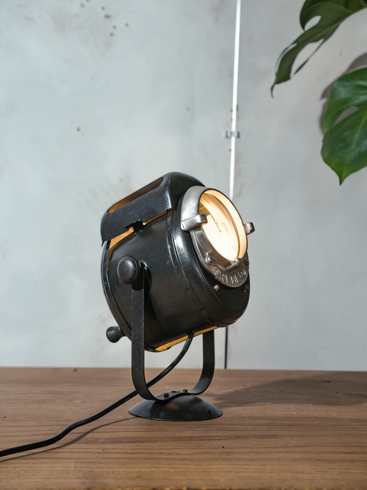 Vintage jaren 50 A.E. Cremer Paris Babyspot Fresnel-lamp, industriële theater tafellamp, retro Hollywood-spot, antieke fotografielamp