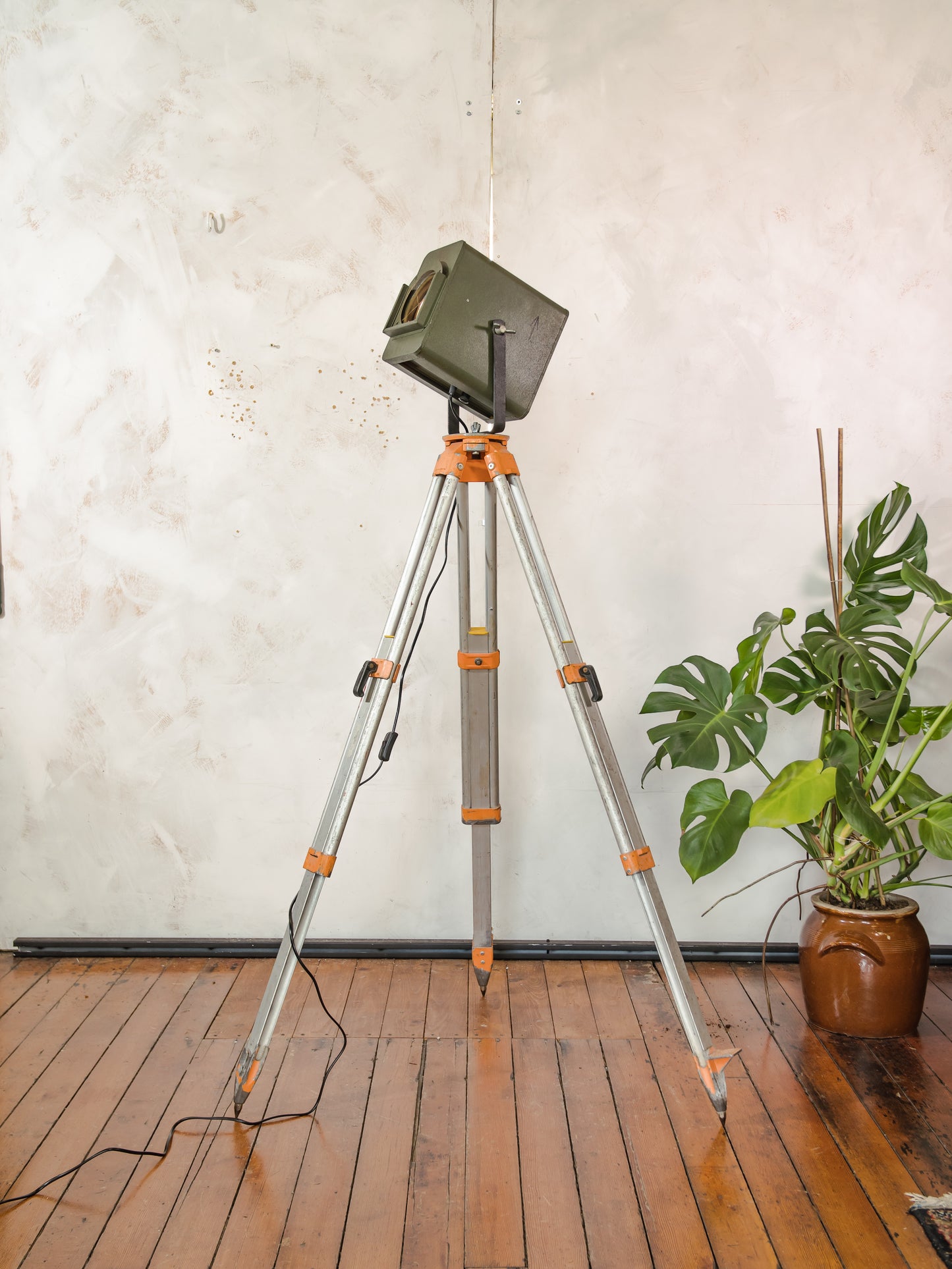 Industriële jaren 60 Strand Electric Patt 45 theaterspot op aluminium statief, vintage vloerlamp, rustieke studioverlichting, groene patina