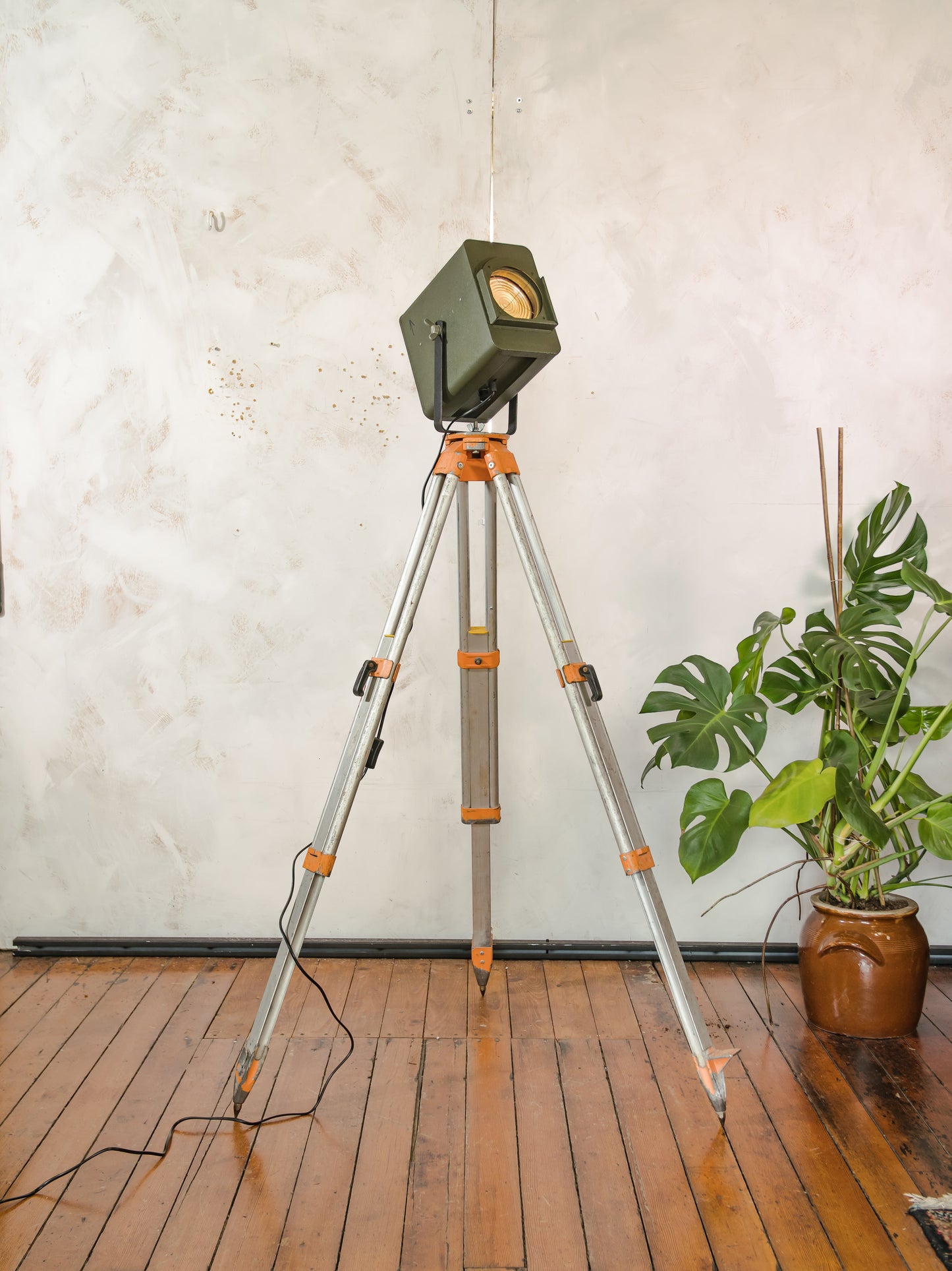 Industriële jaren 60 Strand Electric Patt 45 theaterspot op aluminium statief, vintage vloerlamp, rustieke studioverlichting, groene patina