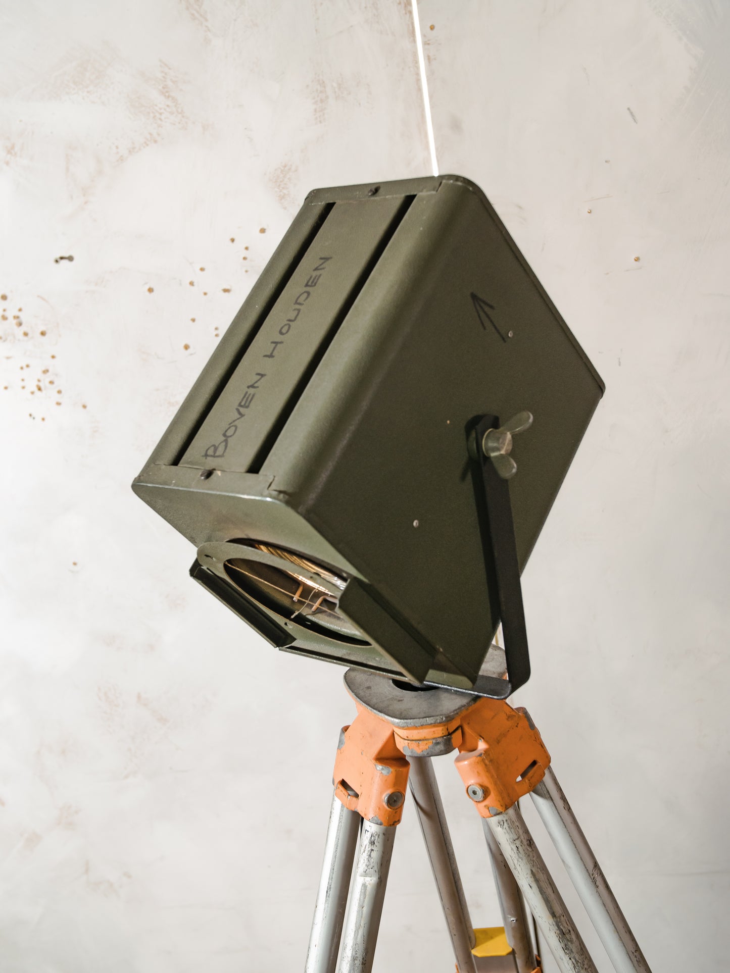 Industriële jaren 60 Strand Electric Patt 45 theaterspot op aluminium statief, vintage vloerlamp, rustieke studioverlichting, groene patina