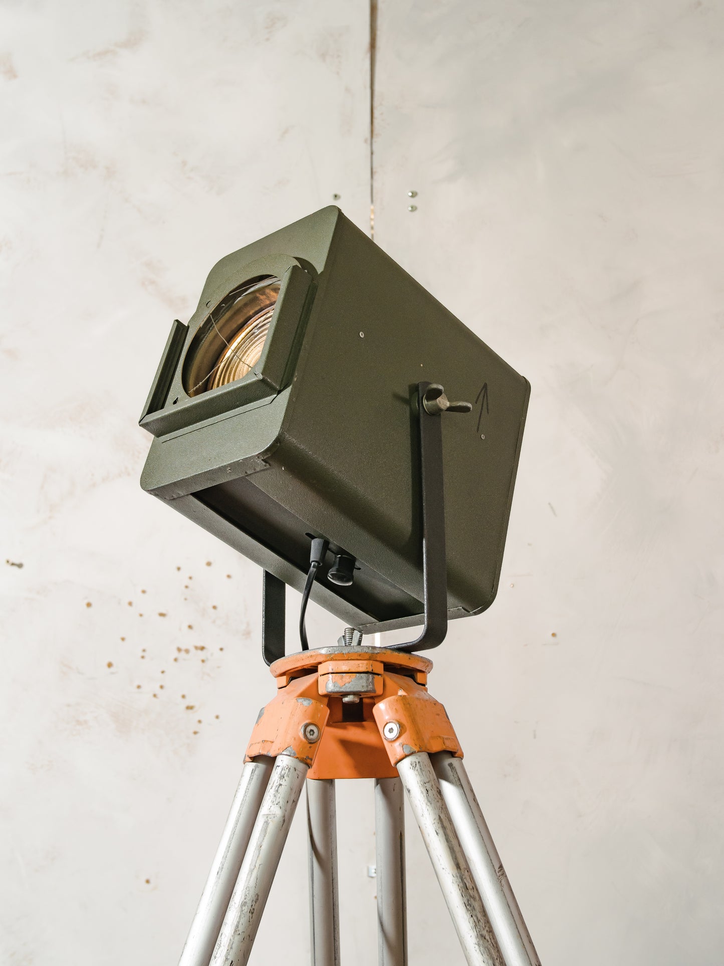 Industriële jaren 60 Strand Electric Patt 45 theaterspot op aluminium statief, vintage vloerlamp, rustieke studioverlichting, groene patina