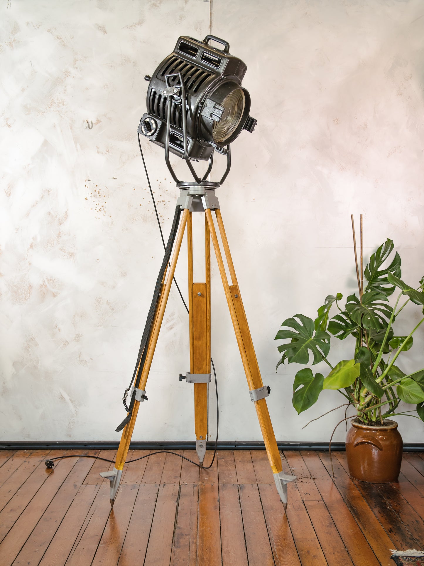Vintage ARRI Arnold & Richter 2KW filmspot uit de jaren 50 op houten statief, industriële Hollywood-theatervloerlamp, Fresnel-podiumverlichting