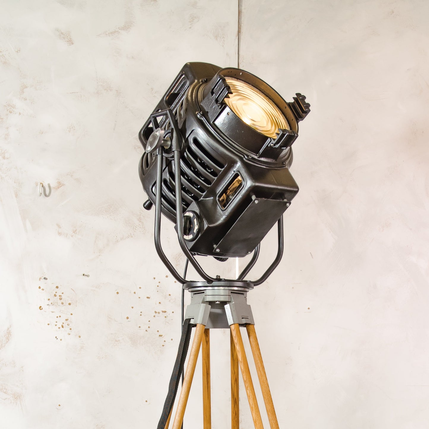Vintage ARRI Arnold & Richter 2KW filmspot uit de jaren 50 op houten statief, industriële Hollywood-theatervloerlamp, Fresnel-podiumverlichting
