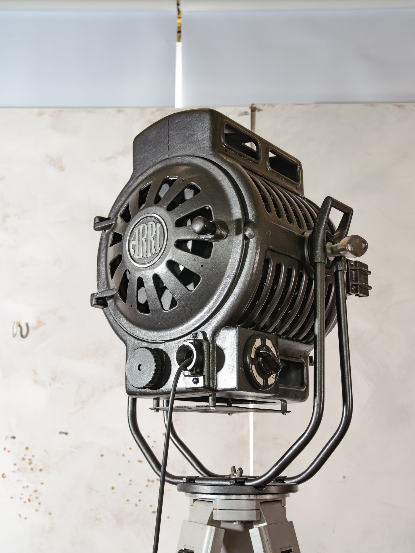 Vintage ARRI Arnold & Richter 2KW filmspot uit de jaren 50 op houten statief, industriële Hollywood-theatervloerlamp, Fresnel-podiumverlichting