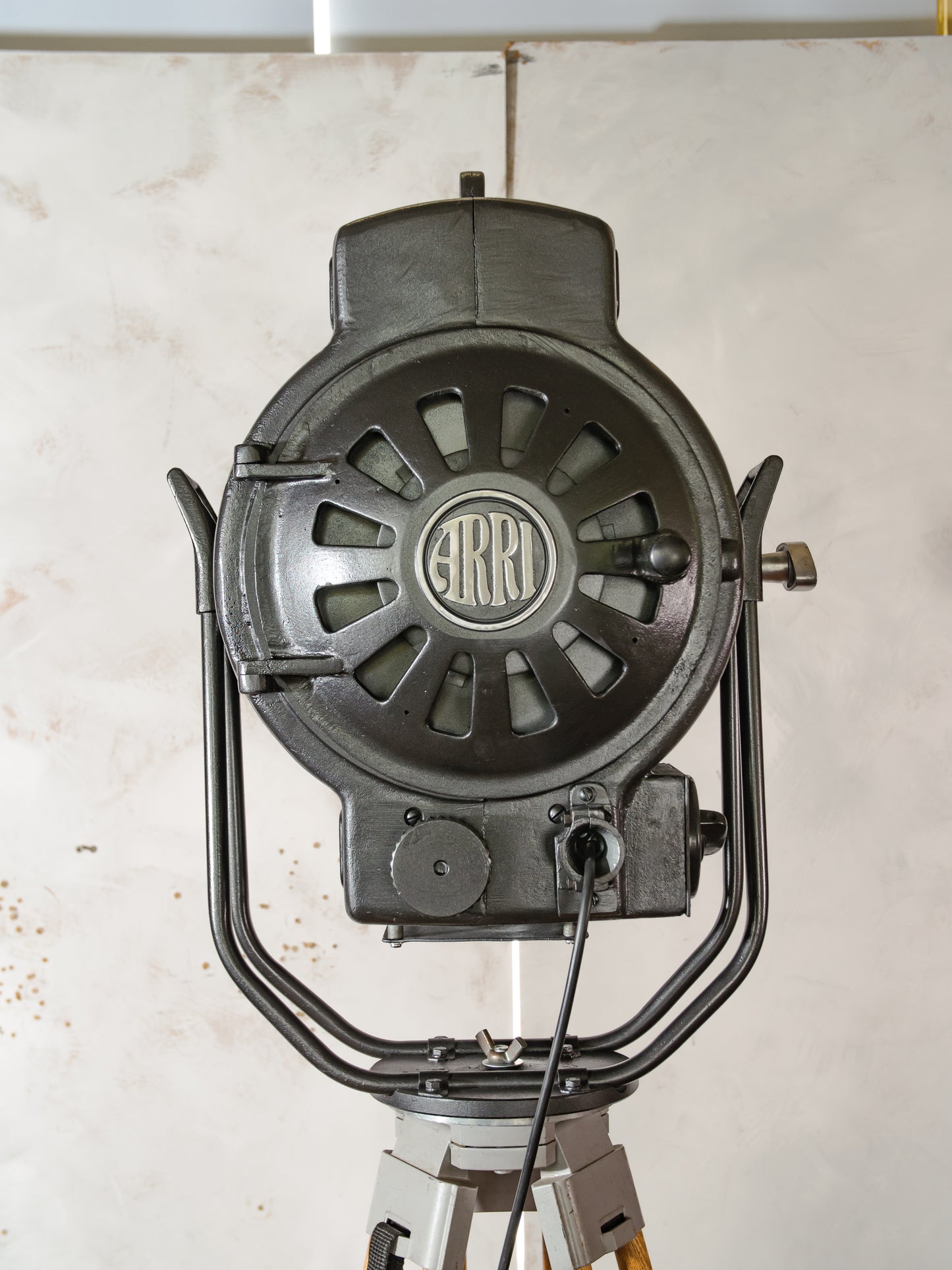 Vintage ARRI Arnold & Richter 2KW filmspot uit de jaren 50 op houten statief, industriële Hollywood-theatervloerlamp, Fresnel-podiumverlichting