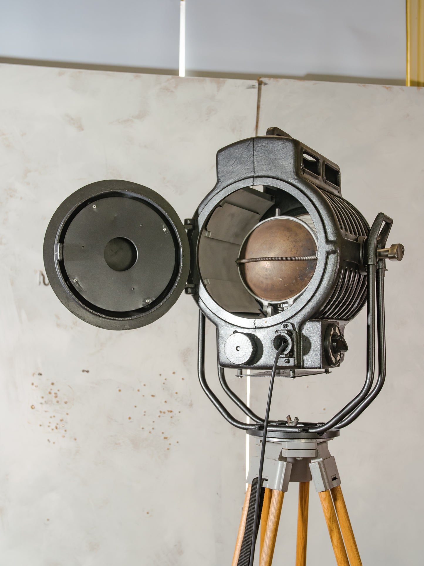 Vintage ARRI Arnold & Richter 2KW filmspot uit de jaren 50 op houten statief, industriële Hollywood-theatervloerlamp, Fresnel-podiumverlichting