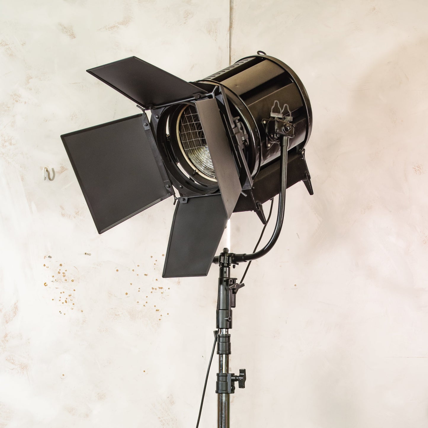 Vintage Berkey Italia Film Spotlight vloerlamp op industrieel statief | Hollywood Studio Light | Cinematographer Decor