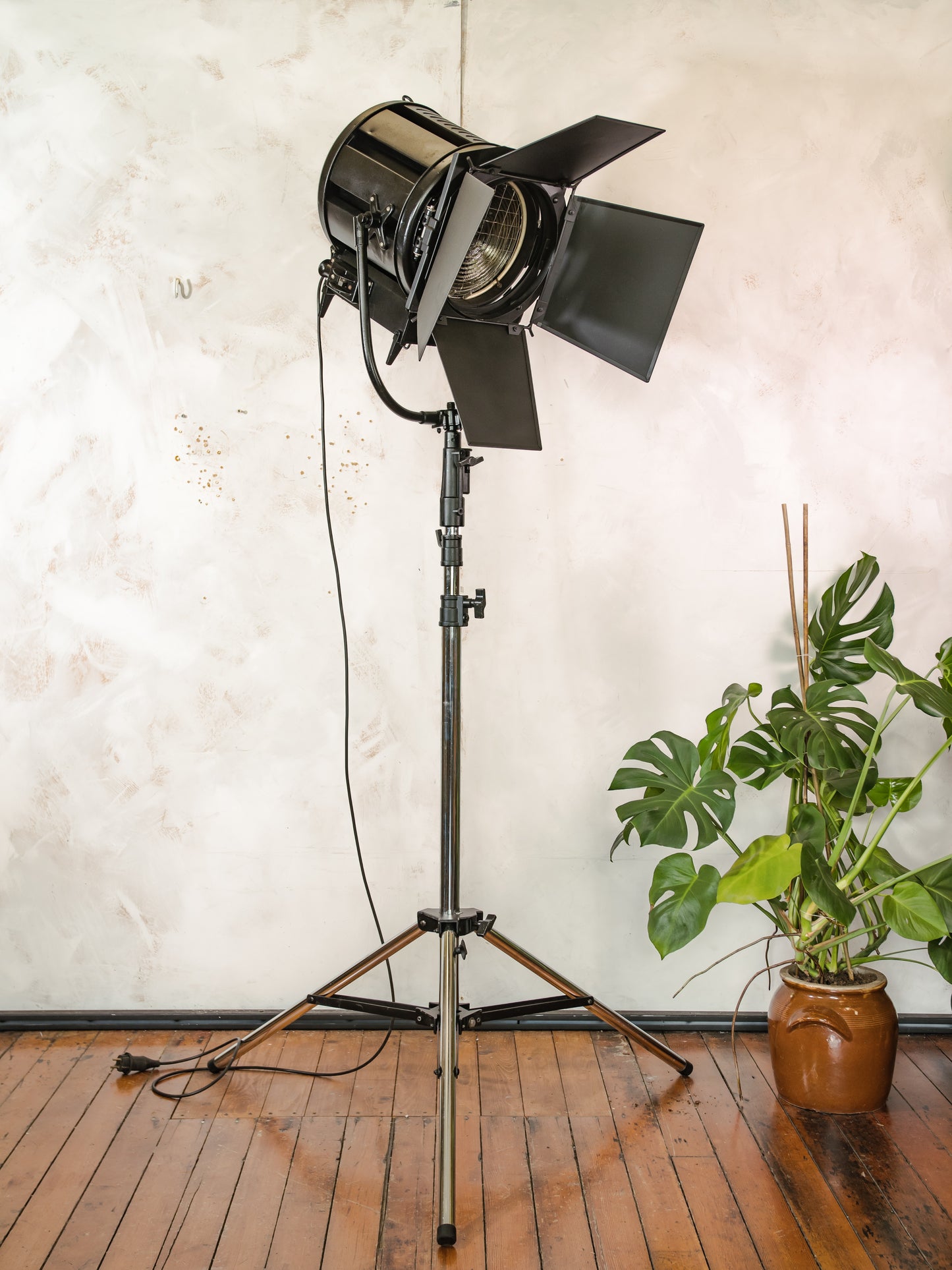 Vintage Berkey Italia Film Spotlight vloerlamp op industrieel statief | Hollywood Studio Light | Cinematographer Decor