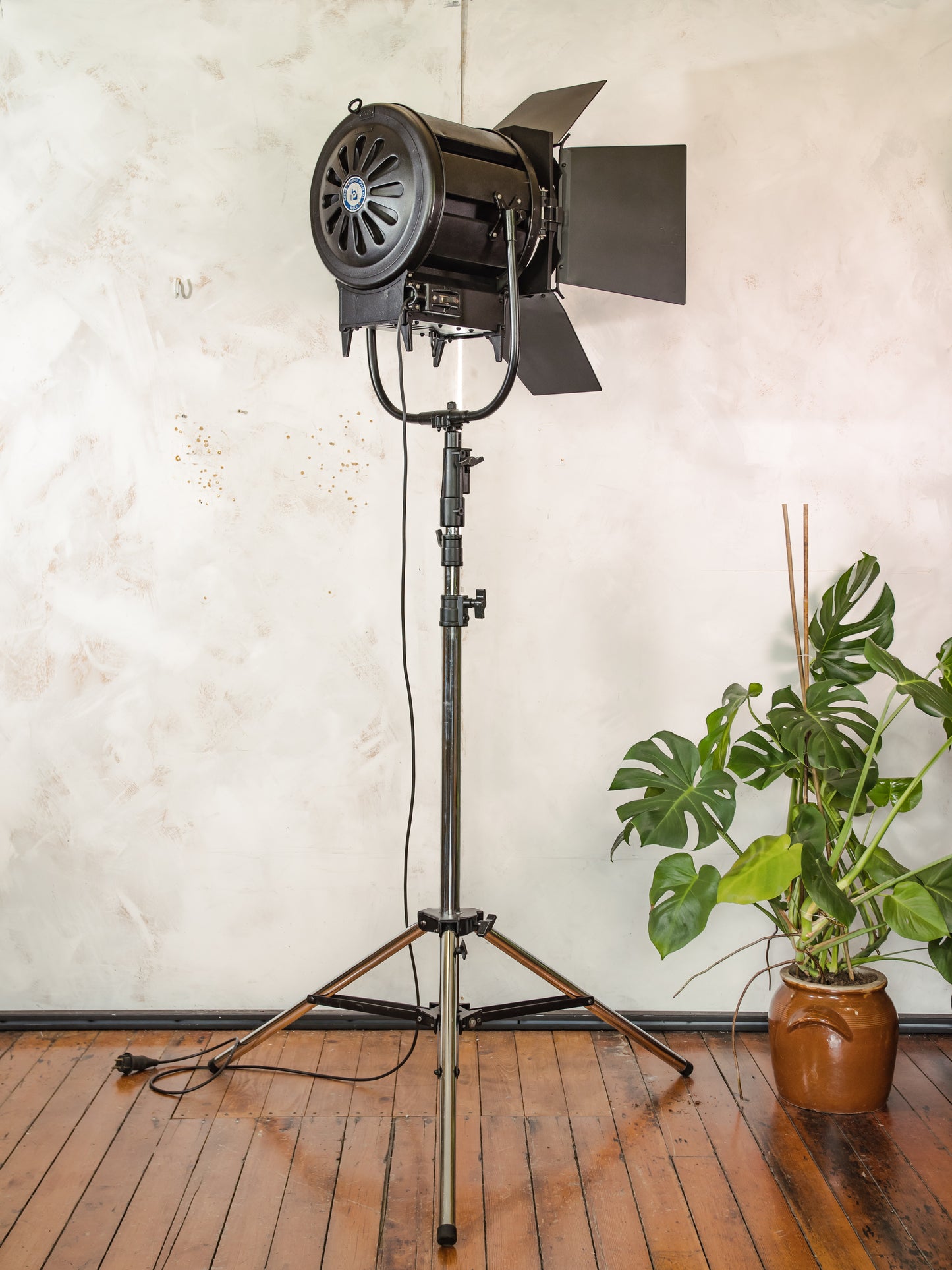 Vintage Berkey Italia Film Spotlight vloerlamp op industrieel statief | Hollywood Studio Light | Cinematographer Decor