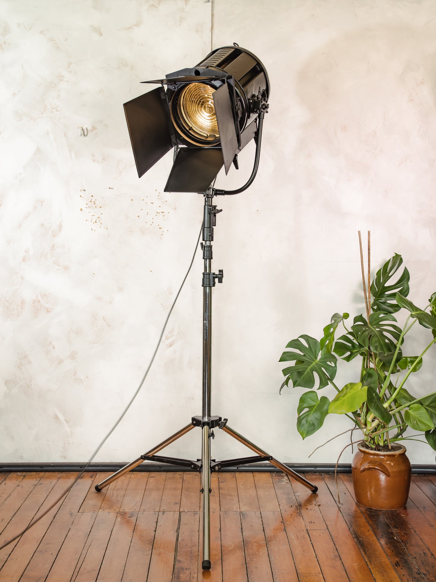 Vintage Berkey Italia Film Spotlight vloerlamp op industrieel statief | Hollywood Studio Light | Cinematographer Decor