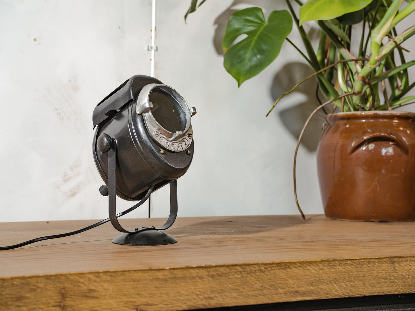 Vintage jaren 50 A.E. Cremer Paris Babyspot Fresnel-lamp, industriële theater tafellamp, retro Hollywood-spot, antieke fotografielamp