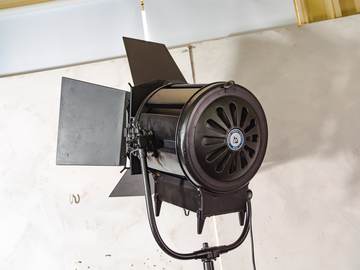 Vintage Berkey Italia Film Spotlight vloerlamp op industrieel statief | Hollywood Studio Light | Cinematographer Decor