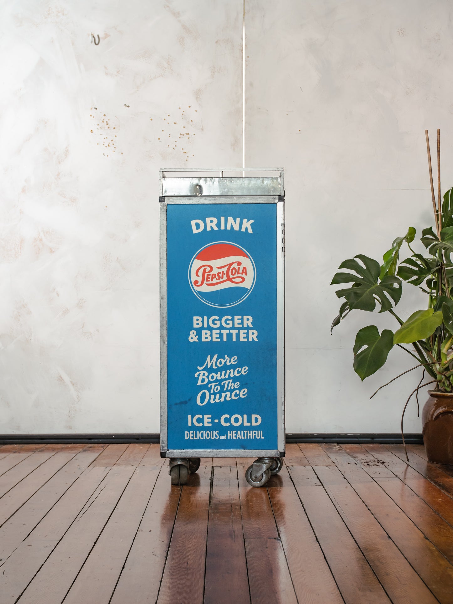 Vliegtuig trolley van Lufthansa met Custom Pepsi Cola thema , vintage retro opbergkast voor de luchtvaart, rolwagen, minibar