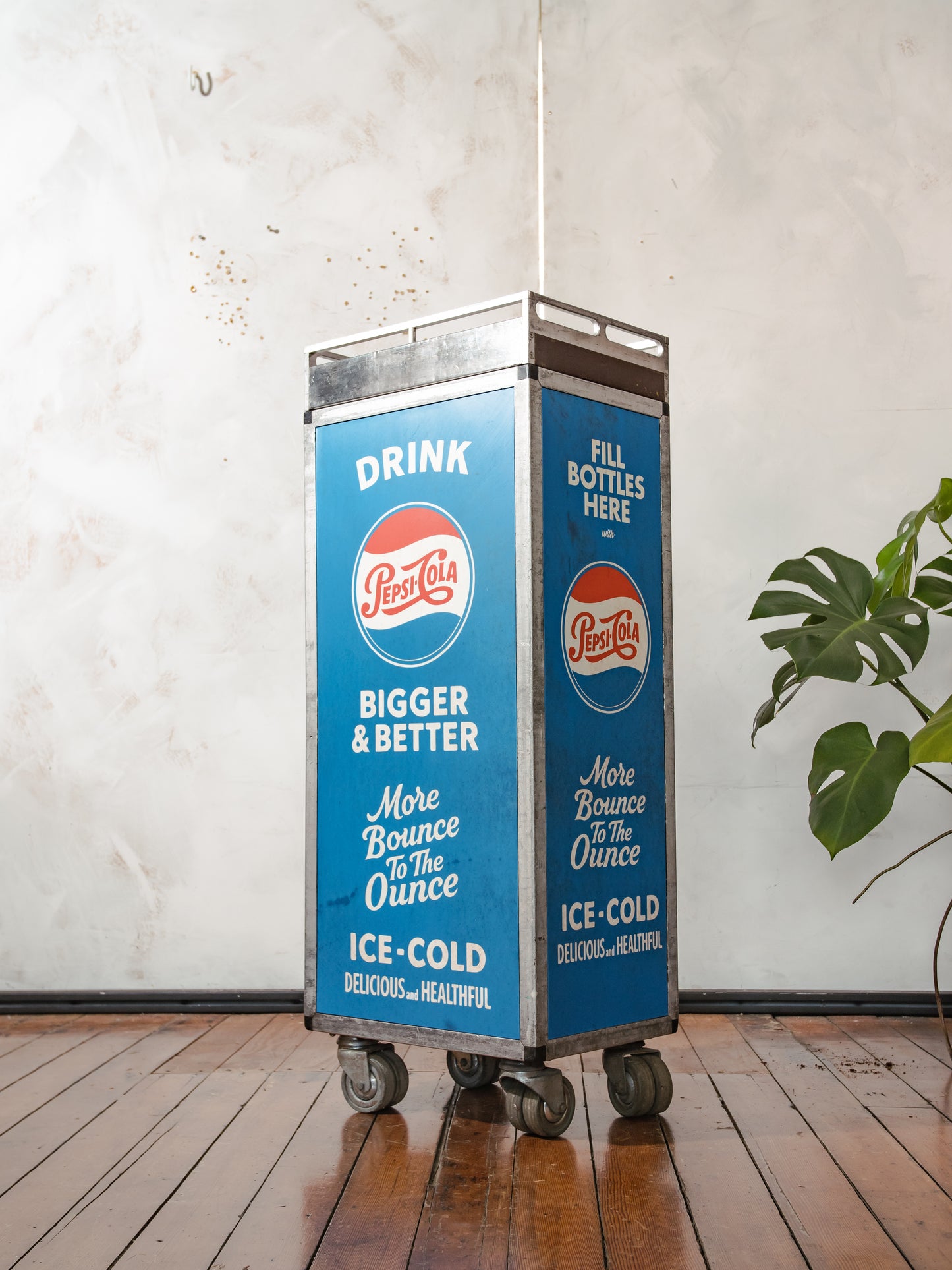 Vliegtuig trolley van Lufthansa met Custom Pepsi Cola thema , vintage retro opbergkast voor de luchtvaart, rolwagen, minibar