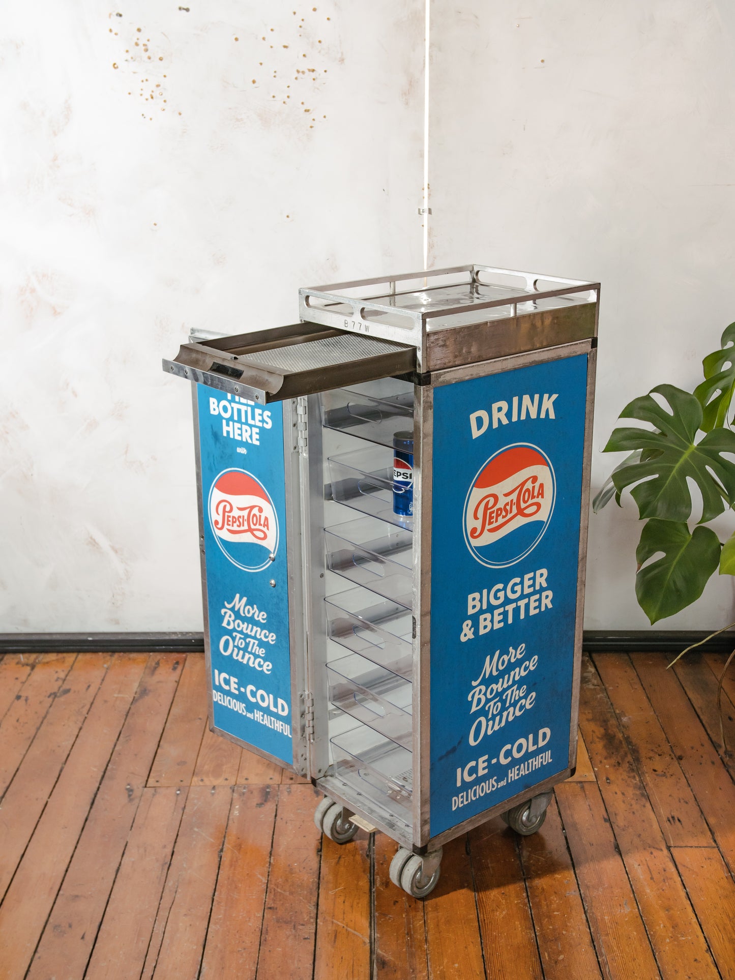 Vliegtuig trolley van Lufthansa met Custom Pepsi Cola thema , vintage retro opbergkast voor de luchtvaart, rolwagen, minibar
