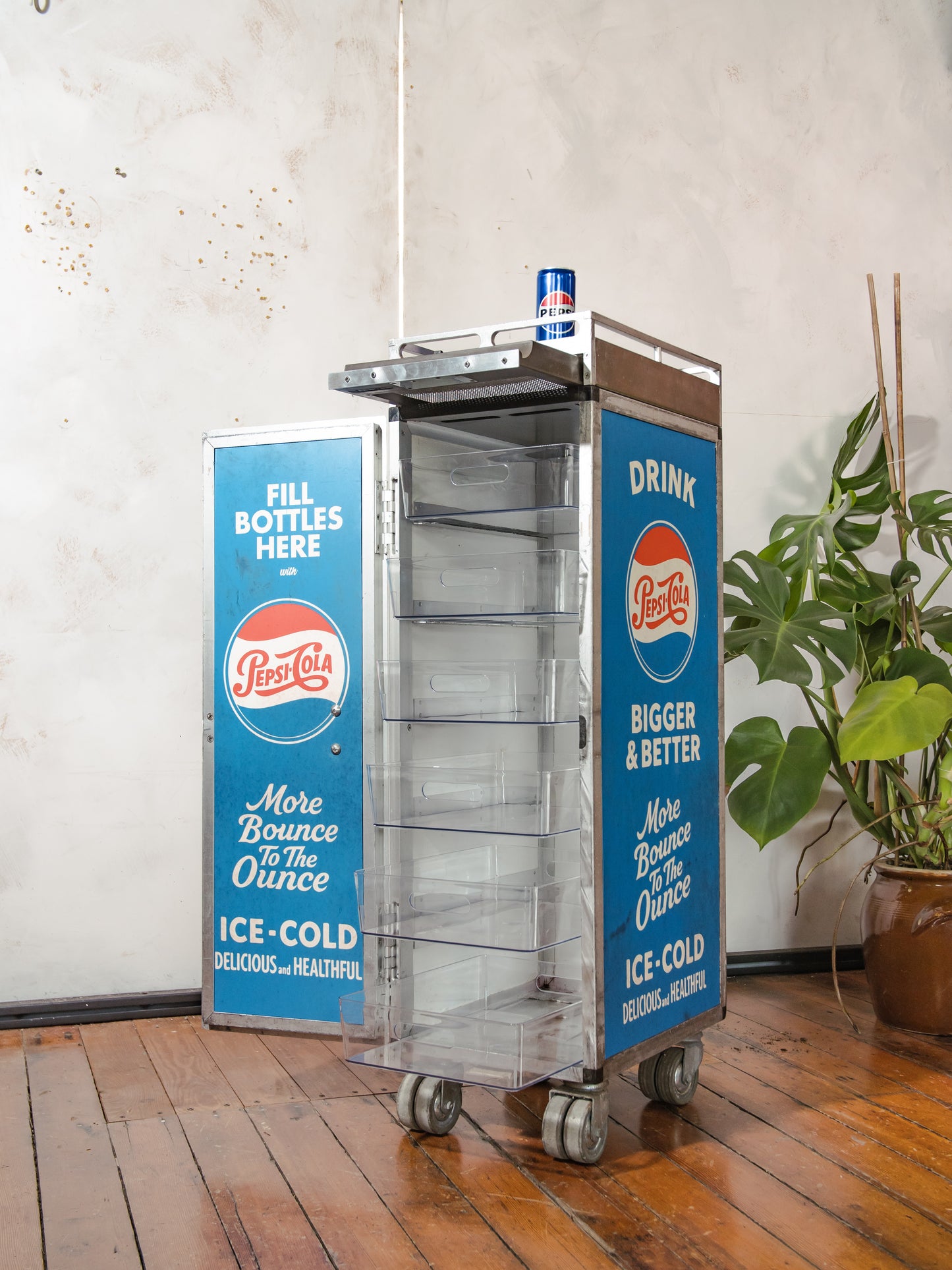Vliegtuig trolley van Lufthansa met Custom Pepsi Cola thema , vintage retro opbergkast voor de luchtvaart, rolwagen, minibar