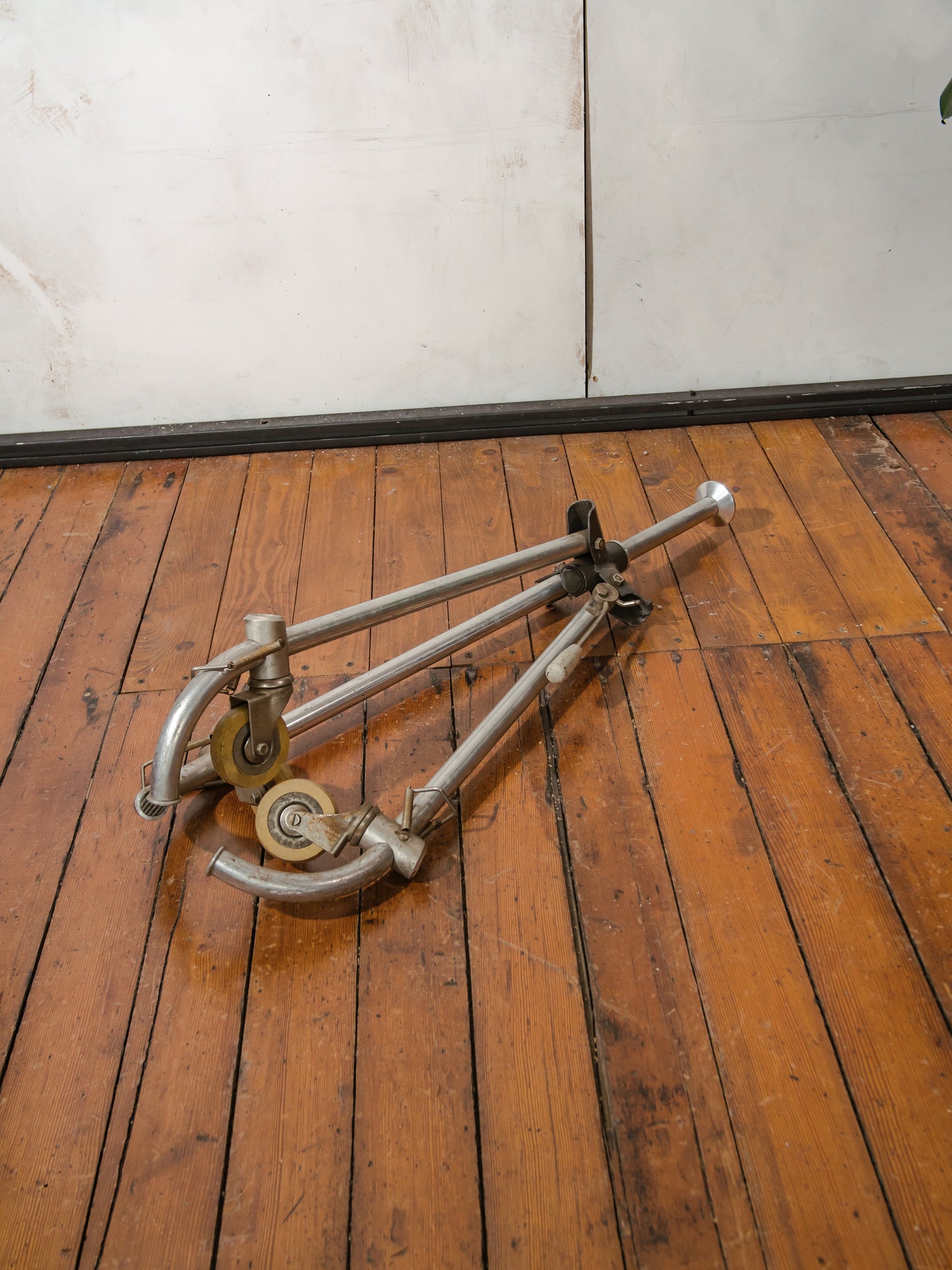 Vintage Berlebach DDR Studio Tripod Dolly Rolling Stand op wielen, statief wagen, Jaren 70-80 UNI 800 | Industriële fotografie en filmapparatuur
