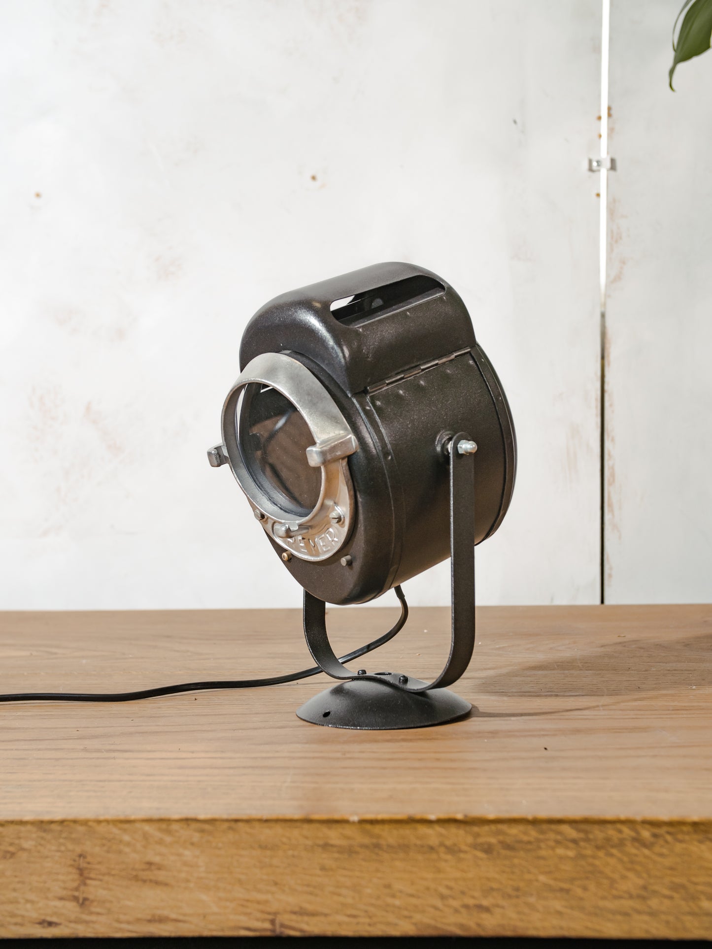 Vintage jaren 50 A.E. Cremer Paris Babyspot Fresnel-lamp, industriële theater tafellamp, retro Hollywood-spot, antieke fotografielamp