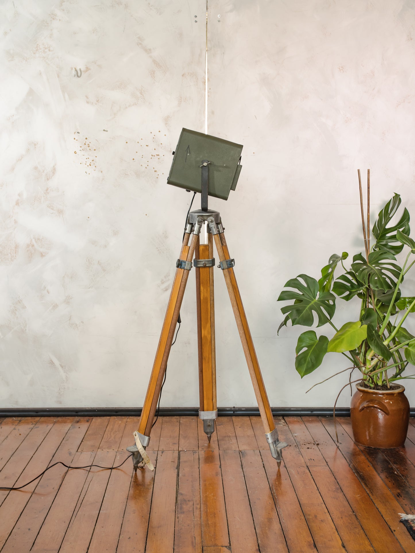 Vintage groene Strand Electric Patt 45 theaterlamp uit de jaren 60 op een houten statief, industriële vloerlamp, retro podiumlamp