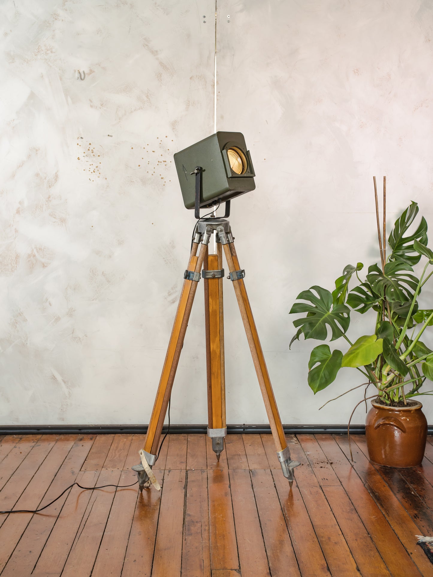Vintage groene Strand Electric Patt 45 theaterlamp uit de jaren 60 op een houten statief, industriële vloerlamp, retro podiumlamp