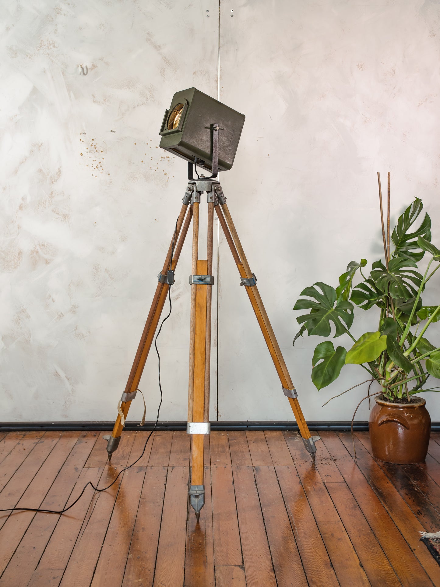 Vintage groene Strand Electric Patt 45 theaterlamp uit de jaren 60 op een houten statief, industriële vloerlamp, retro podiumlamp