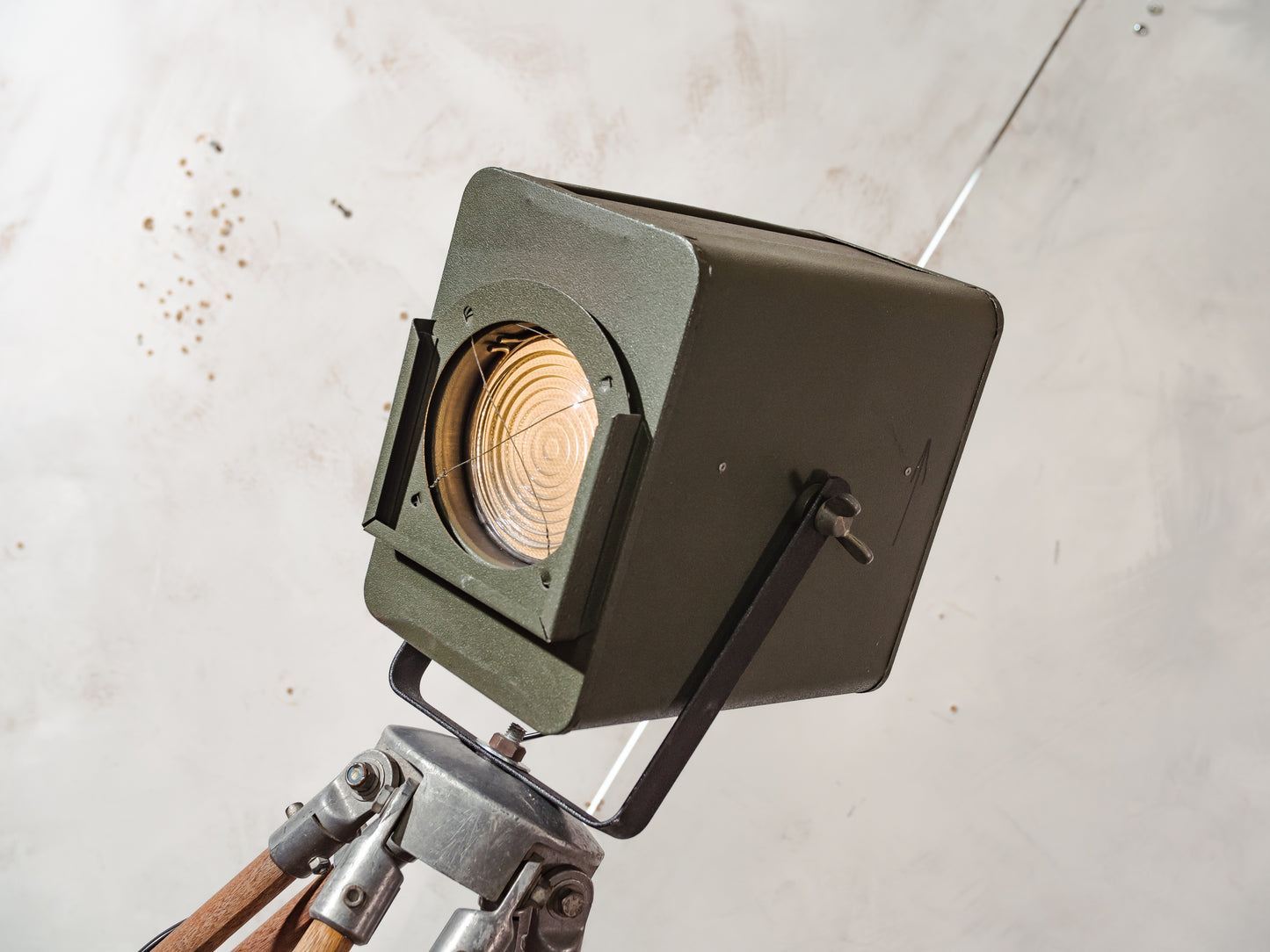 Vintage groene Strand Electric Patt 45 theaterlamp uit de jaren 60 op een houten statief, industriële vloerlamp, retro podiumlamp