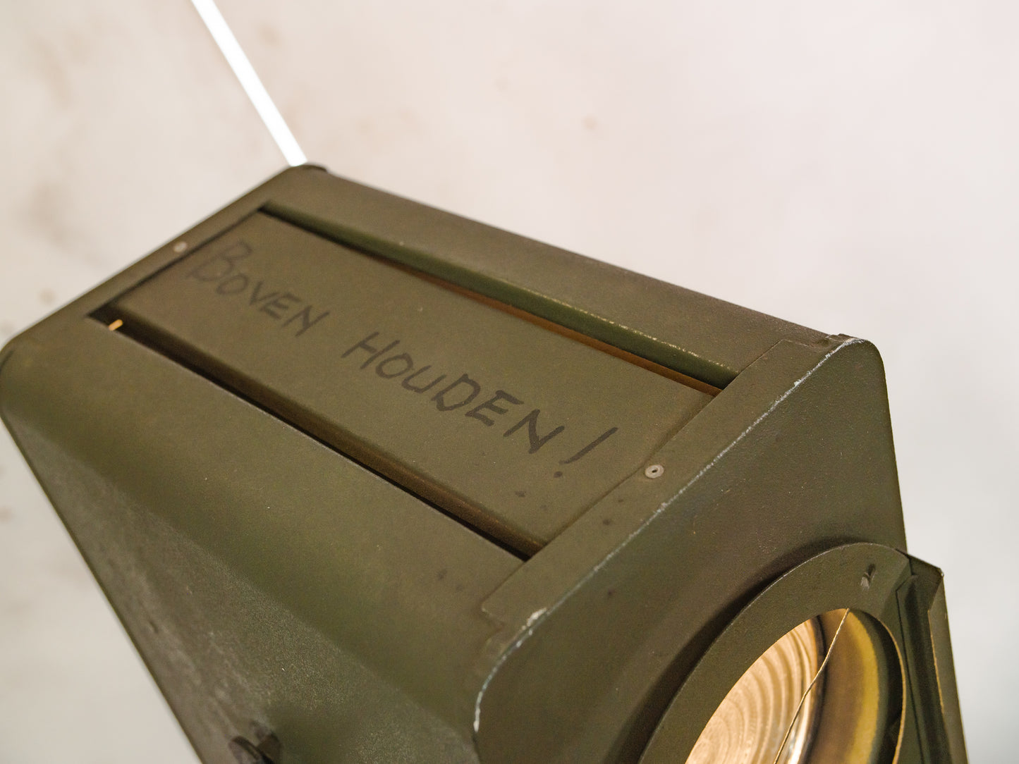 Vintage groene Strand Electric Patt 45 theaterlamp uit de jaren 60 op een houten statief, industriële vloerlamp, retro podiumlamp