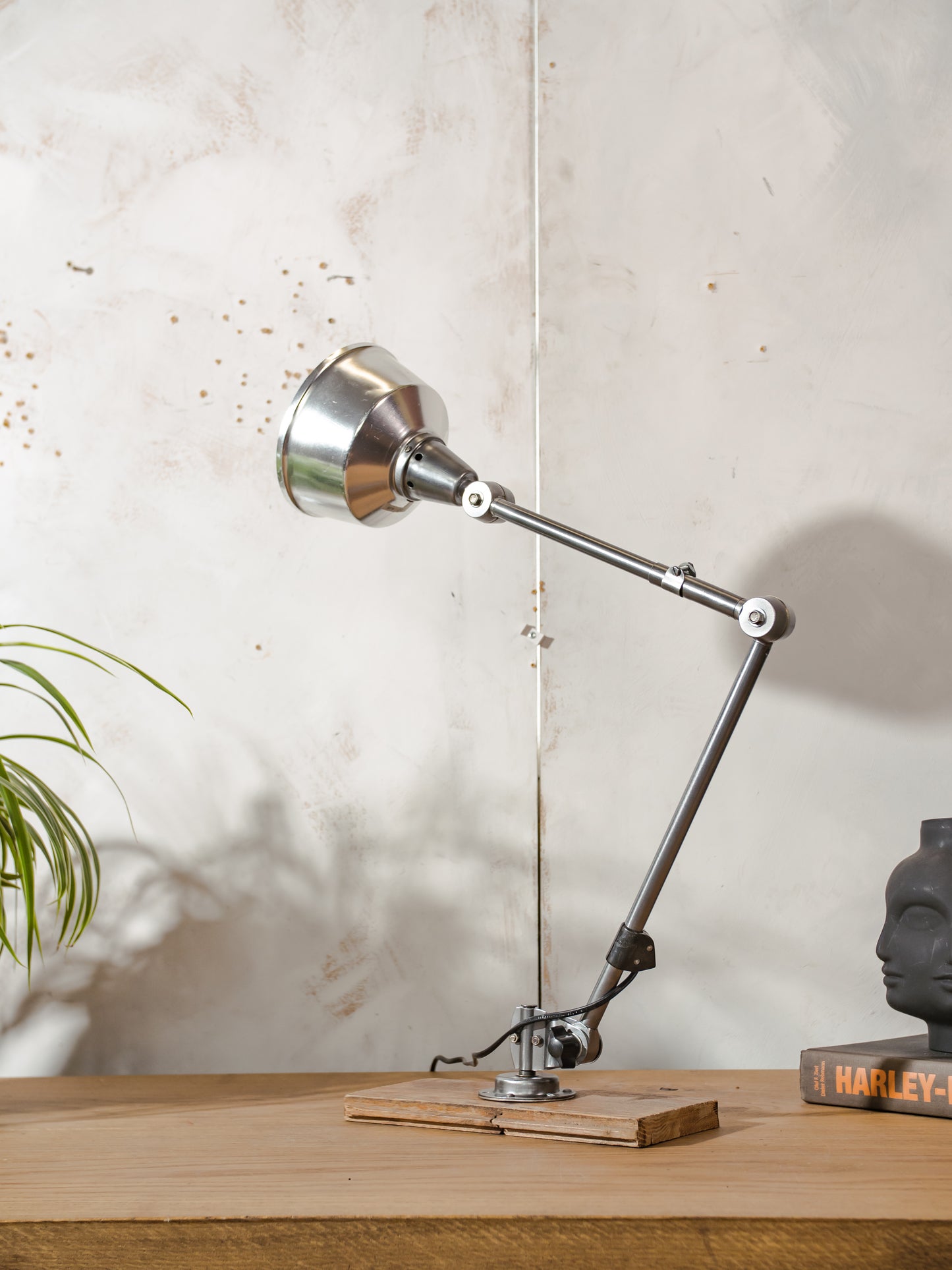 Midgard R1 lamp met 2 armen uit de jaren 50, gerestaureerde gepolijste Bauhaus bureaulamp, Duitse designverlichting, aluminium kap, Curt Fischer-ontwerp