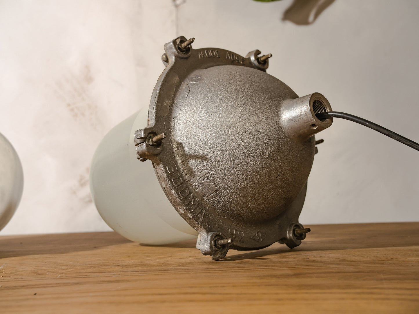 Grote industriële melkglas- en metaalmijnlamp, zware mijnhanglamp, oude bunkerlamp EOW