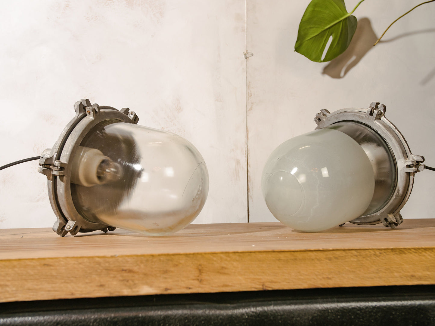 Grote industriële melkglas- en metaalmijnlamp, zware mijnhanglamp, oude bunkerlamp EOW