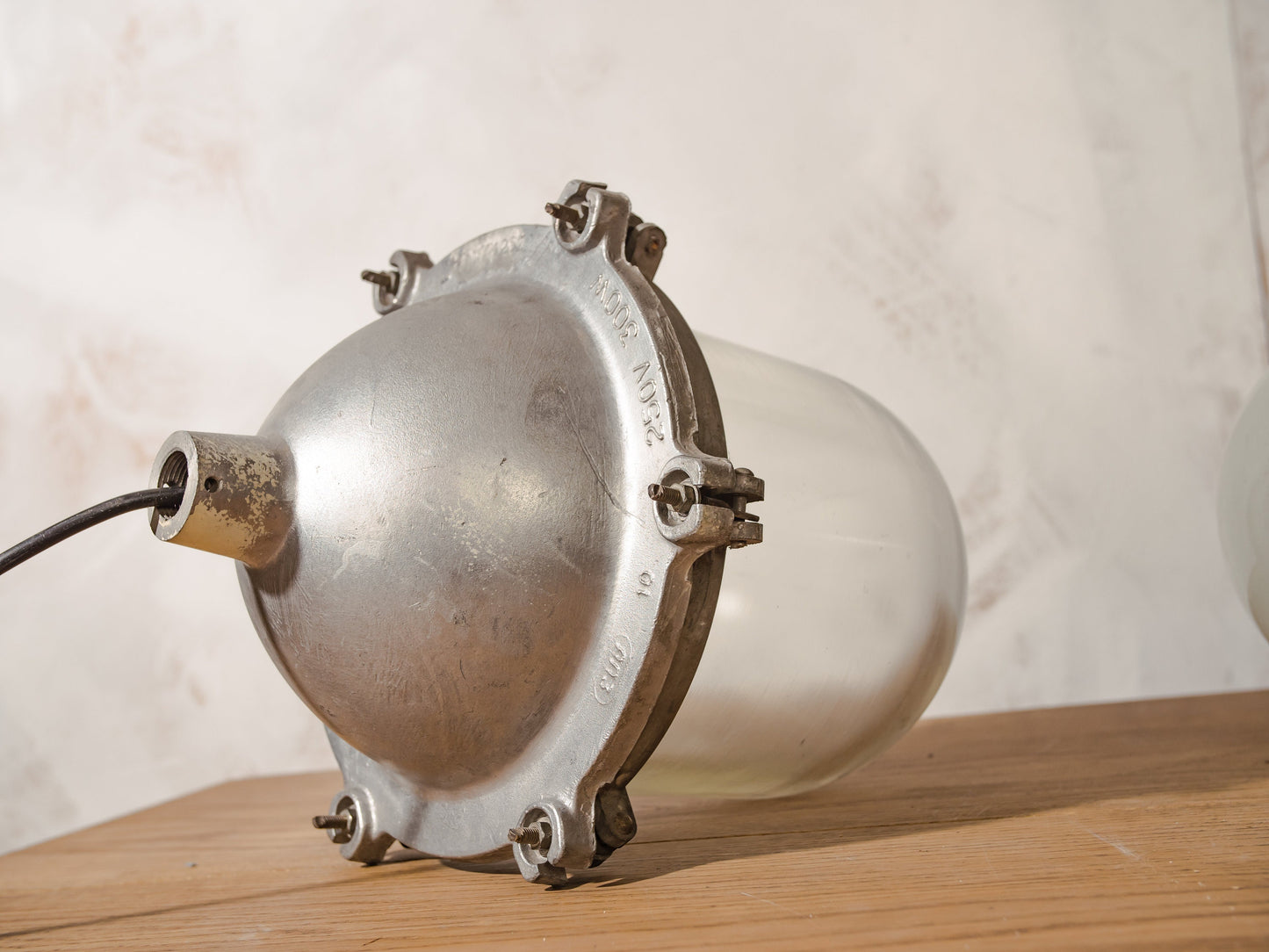 Grote industriële melkglas- en metaalmijnlamp, zware mijnhanglamp, oude bunkerlamp EOW