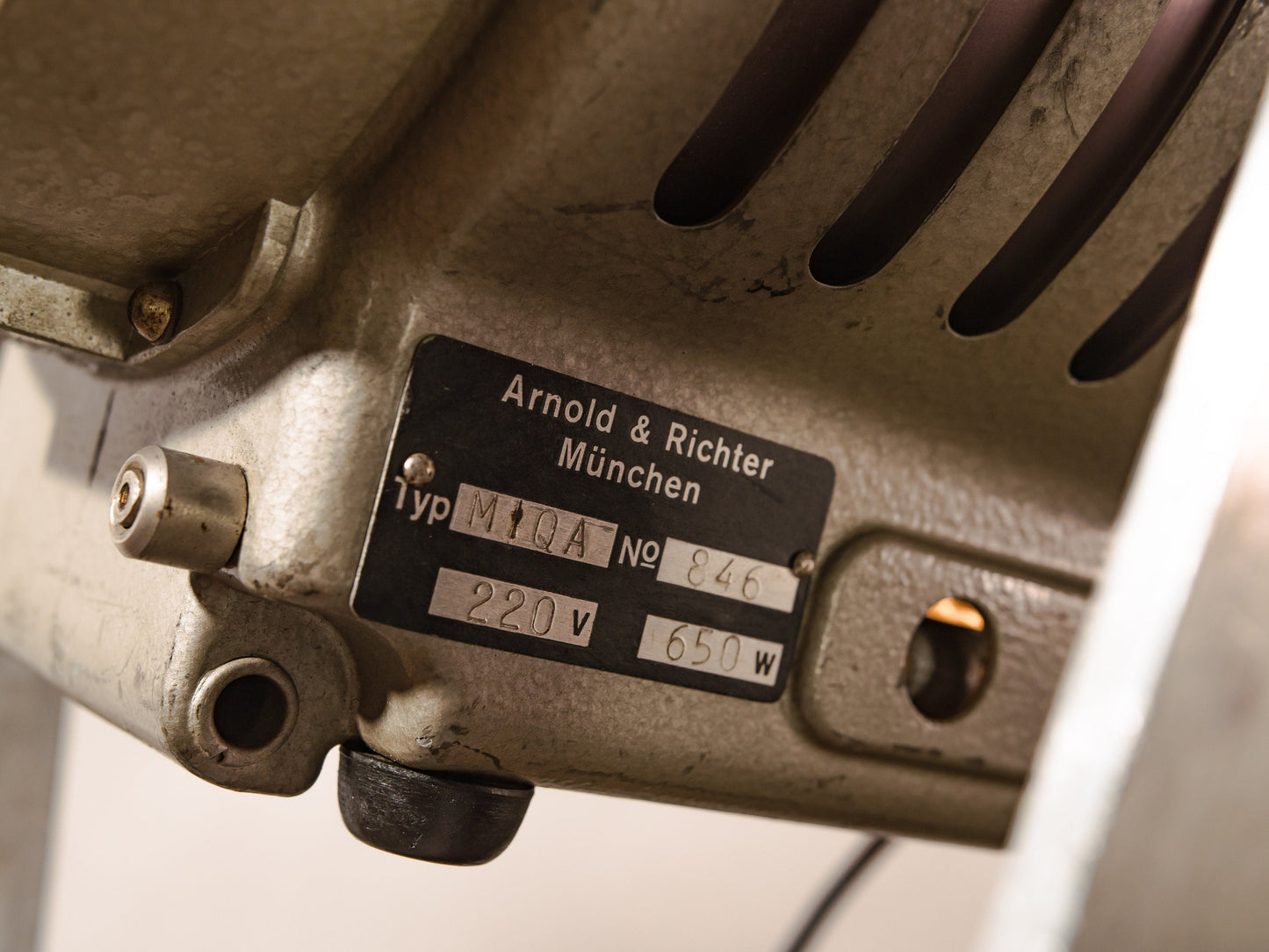 ARRI Arnold & Richter Vintage Hollywood Film Spotlight uit de jaren 50, Duitse studiospotlight op een vintage houten landmeterstatief