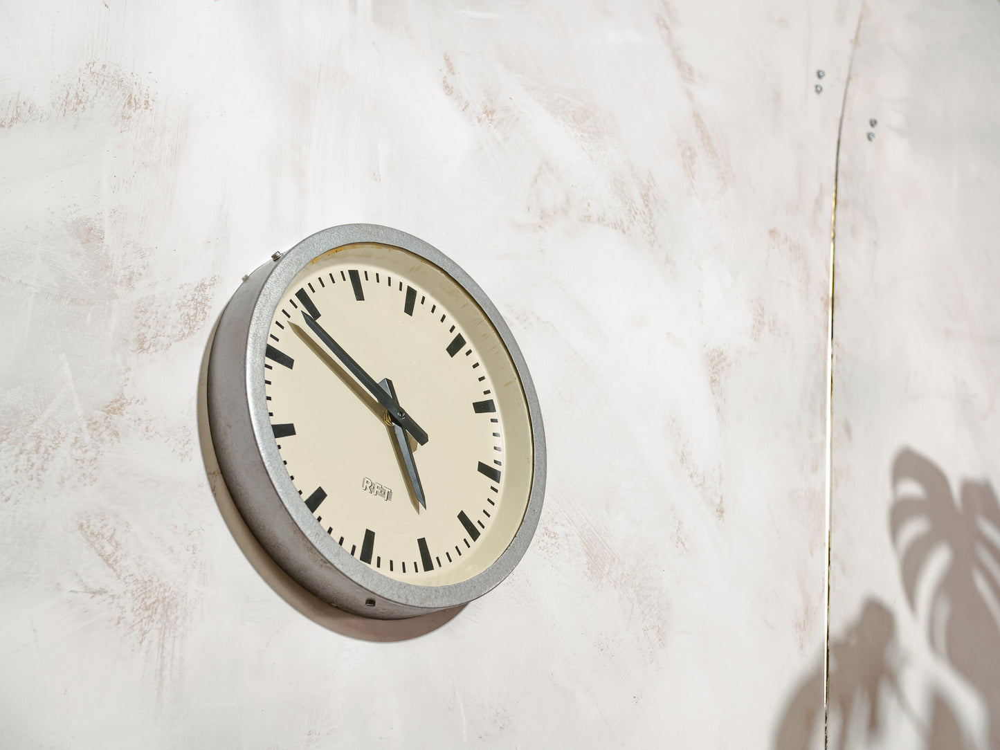 Industrial German 1960s Factory Clock by RFT, Gray workshop Quartz Timepiece, Made by Rundfunk und Fernmelde Technik