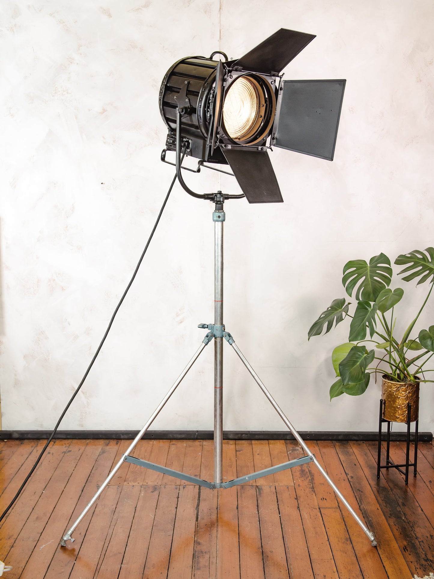 Mole Richardson England 1950s Model 560 Mid-Century design, Spotlight on a Vintage light stand, Industrial Floor lamp, Restaurant decor