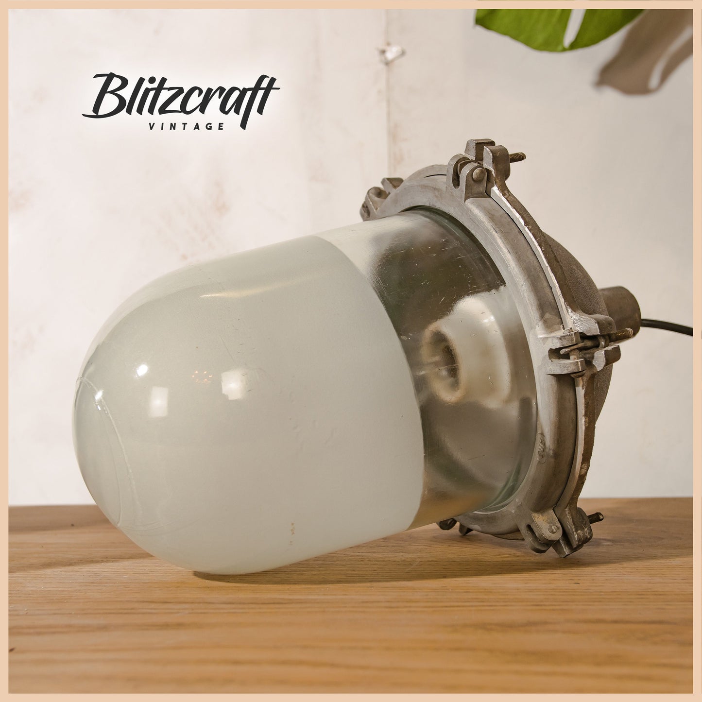 Grote industriële melkglas- en metaalmijnlamp, zware mijnhanglamp, oude bunkerlamp EOW