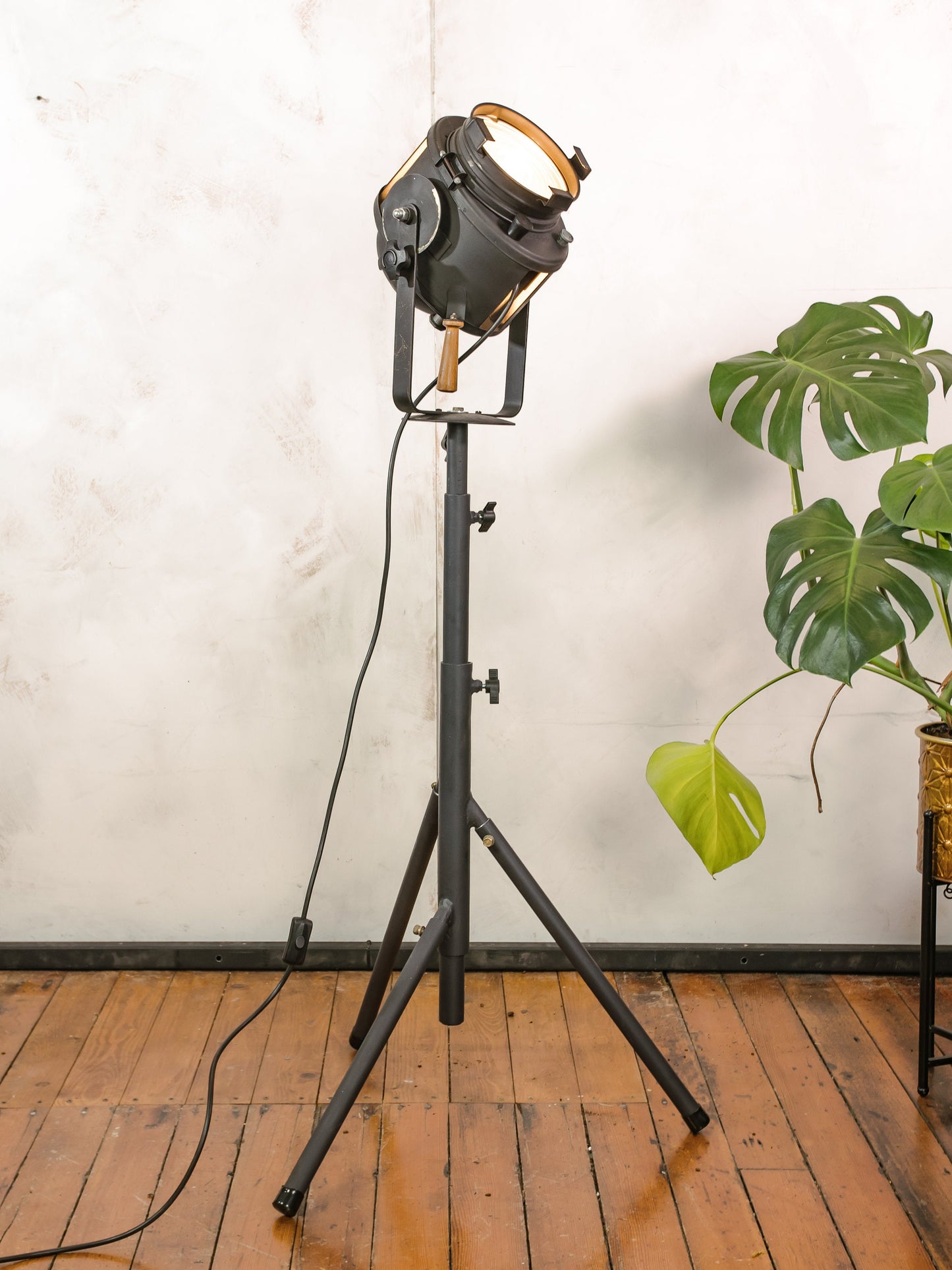 Industriële Theater Staande lamp Zwart 1950s AE Cremer Paris Filmprojector op Verstelbaar Statief, Loftverlichting | Franse Antieke Spotlight