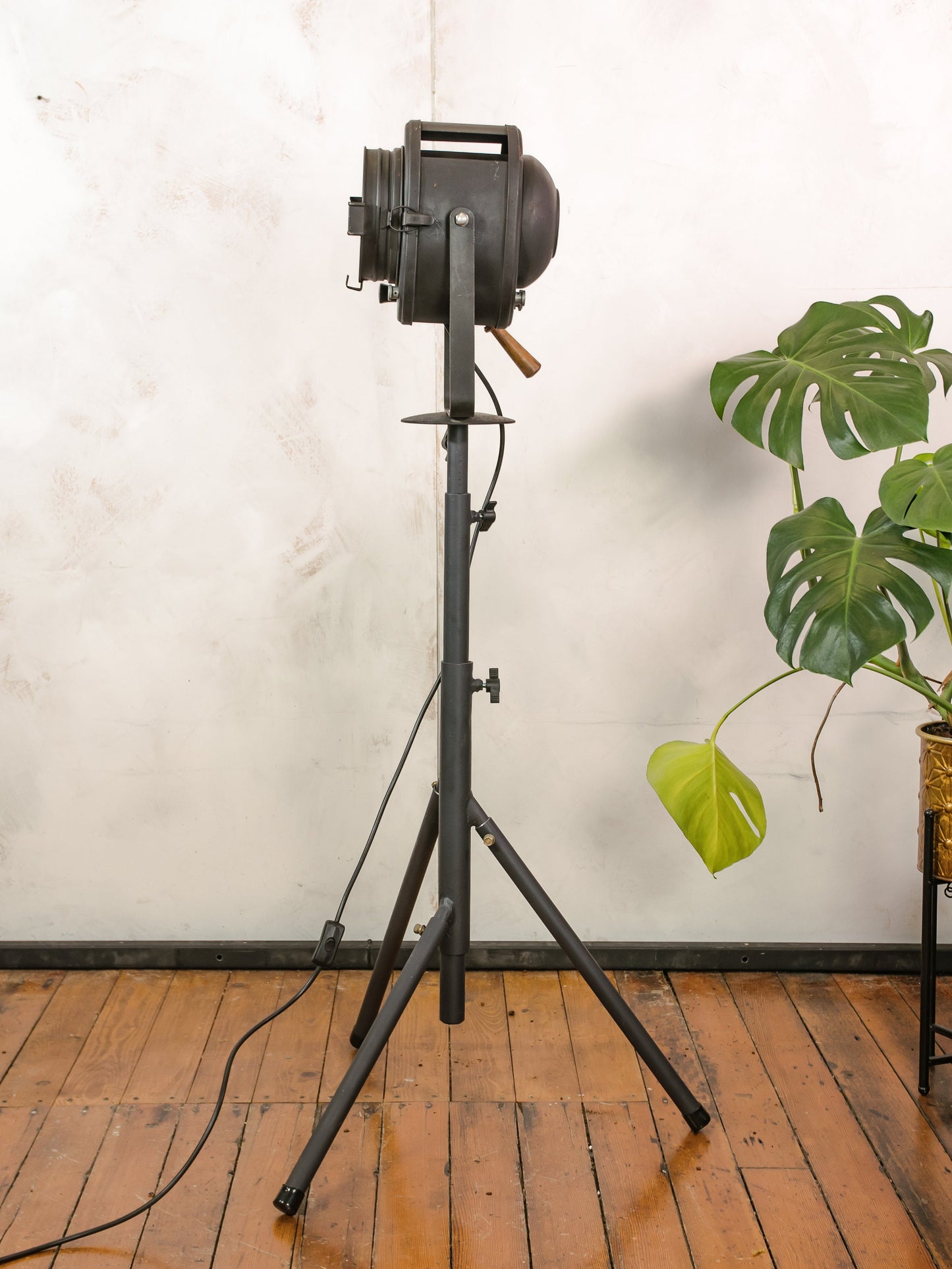 Industriële Theater Staande lamp Zwart 1950s AE Cremer Paris Filmprojector op Verstelbaar Statief, Loftverlichting | Franse Antieke Spotlight