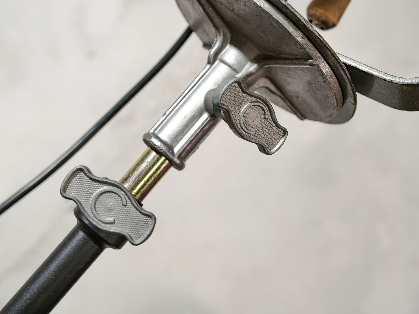 Antique A.E. Cremer Paris 1950s Gray Film Spotlight on Original Tripod, Theatre lamp, Industrial Retro Fresnel Floor lamp, Art deco lighting