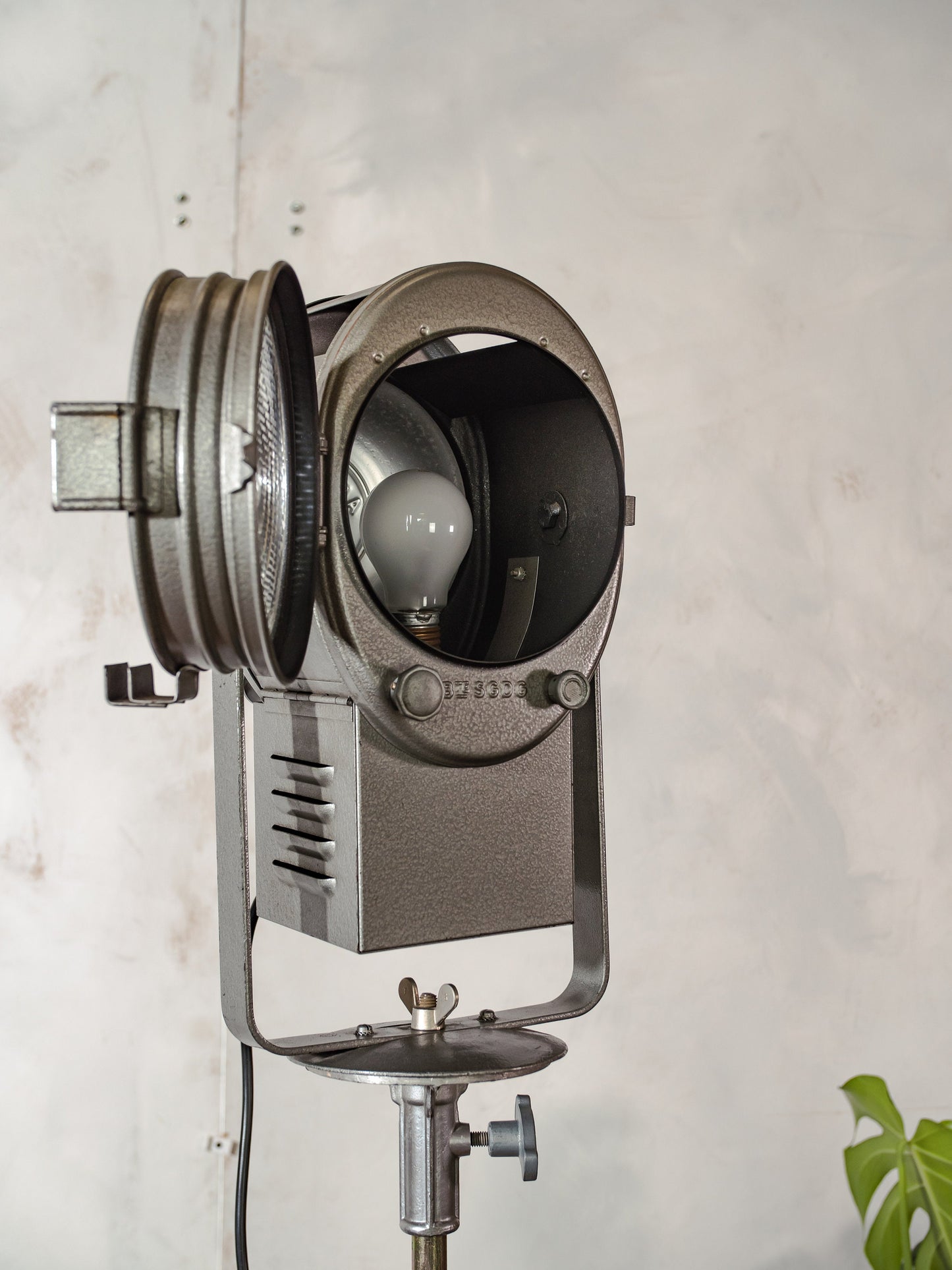 Antique A.E. Cremer Paris 1950s Gray Film Spotlight on Original Tripod, Theatre lamp, Industrial Retro Fresnel Floor lamp, Art deco lighting