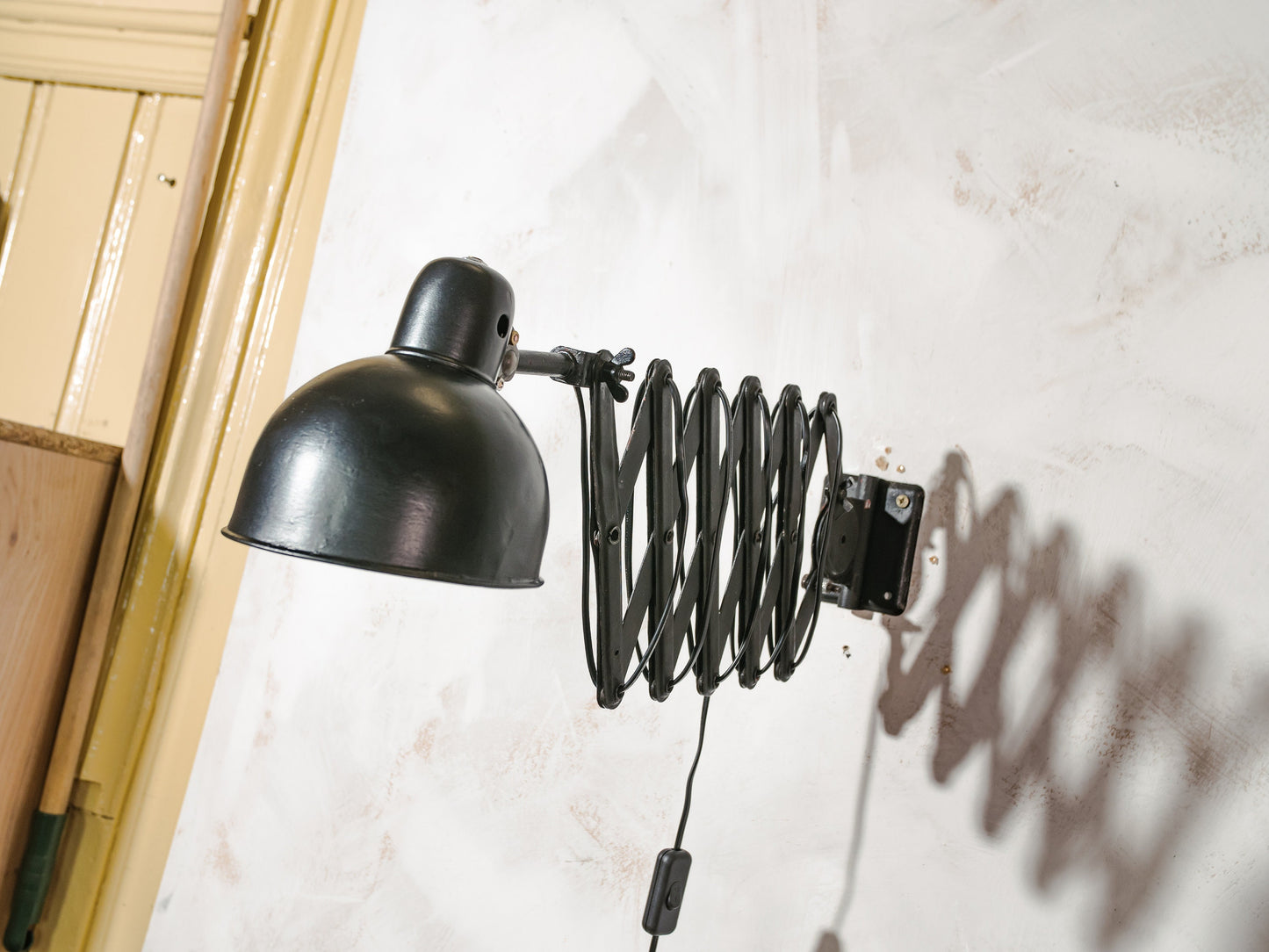 Zwarte schaarlamp van ADEM uit de jaren 40, zeldzame wandaccordeonlamp, harmonicaverlichting, lampen van Nederlands design
